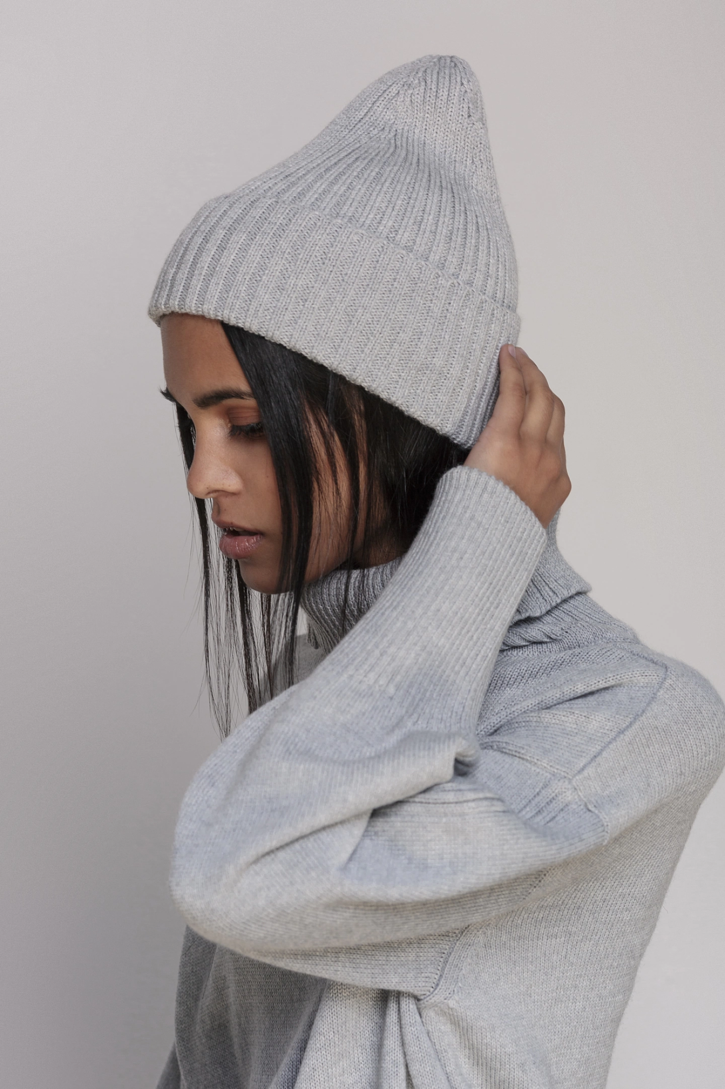 Шапка с резинкой и шарф