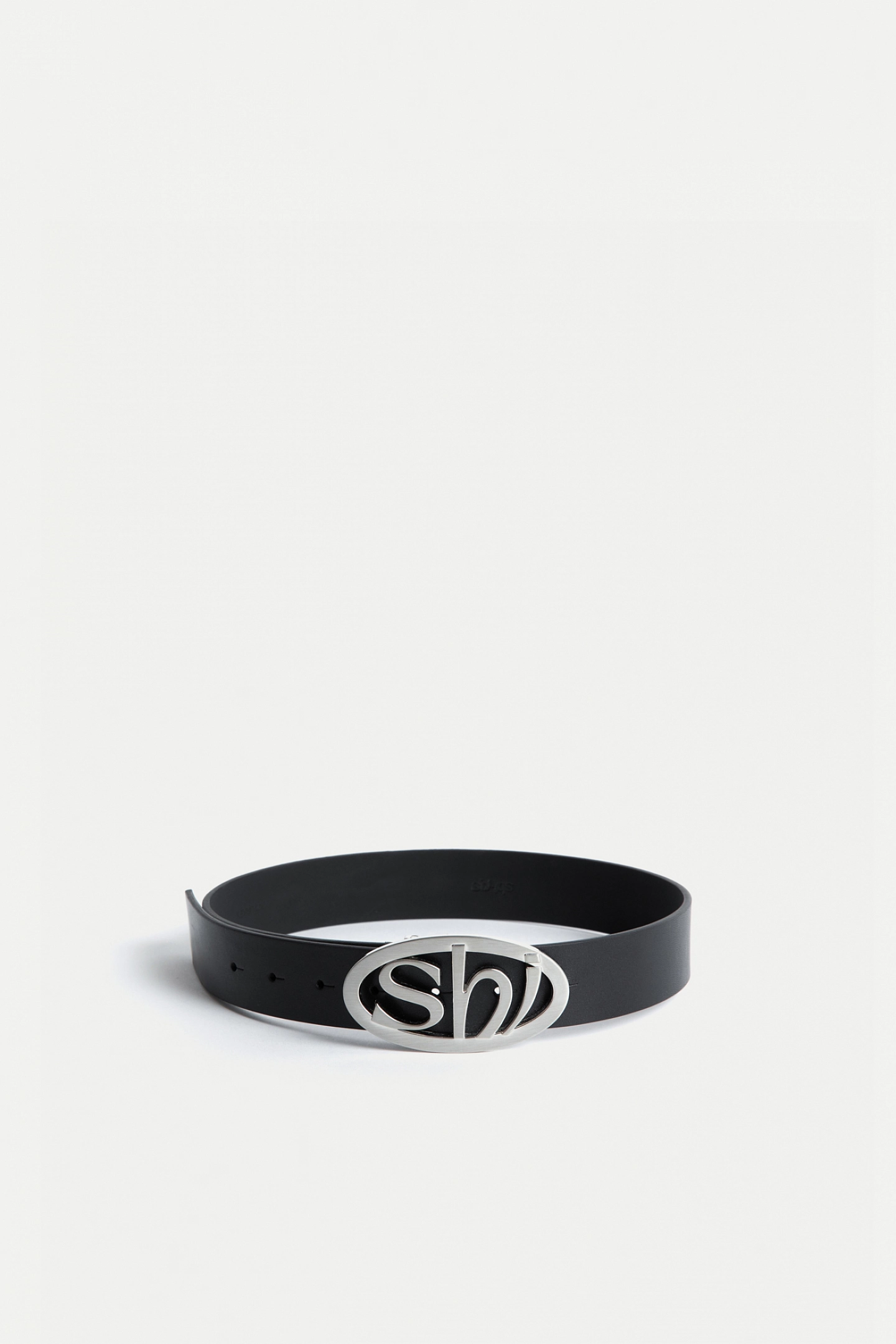 Ремень с фирменной пряжкой