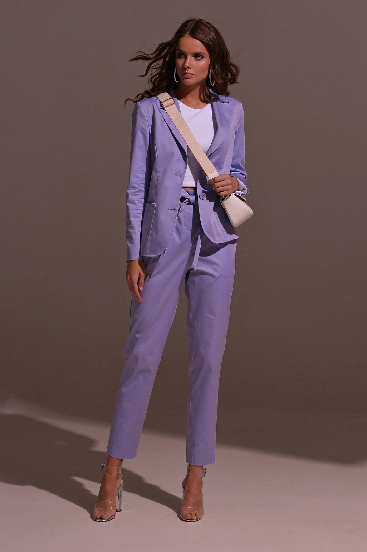 Жакет однобортный с накладными карманами и брюки бананы с завязками