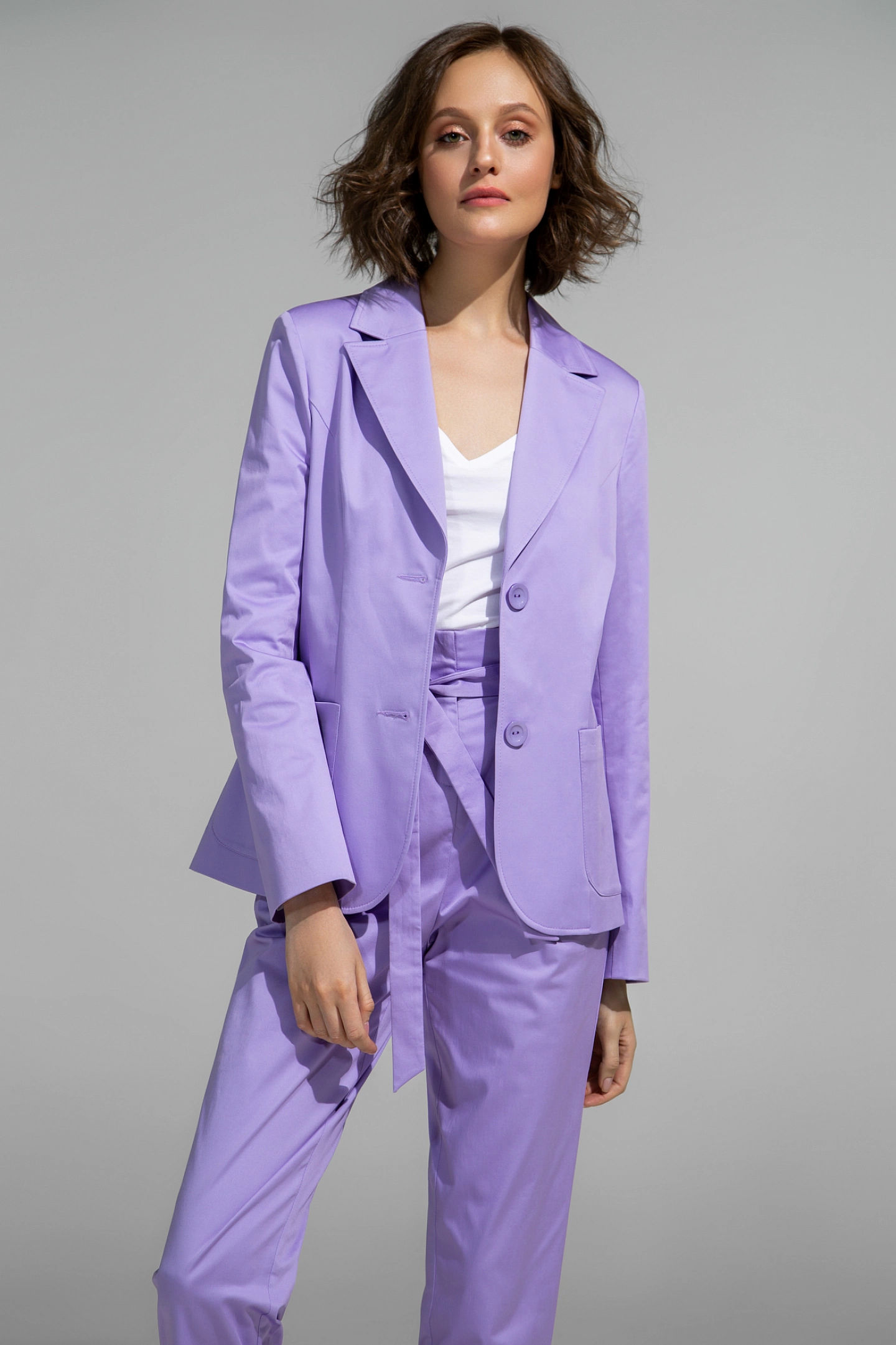 Жакет однобортный с накладными карманами и брюки бананы с завязками