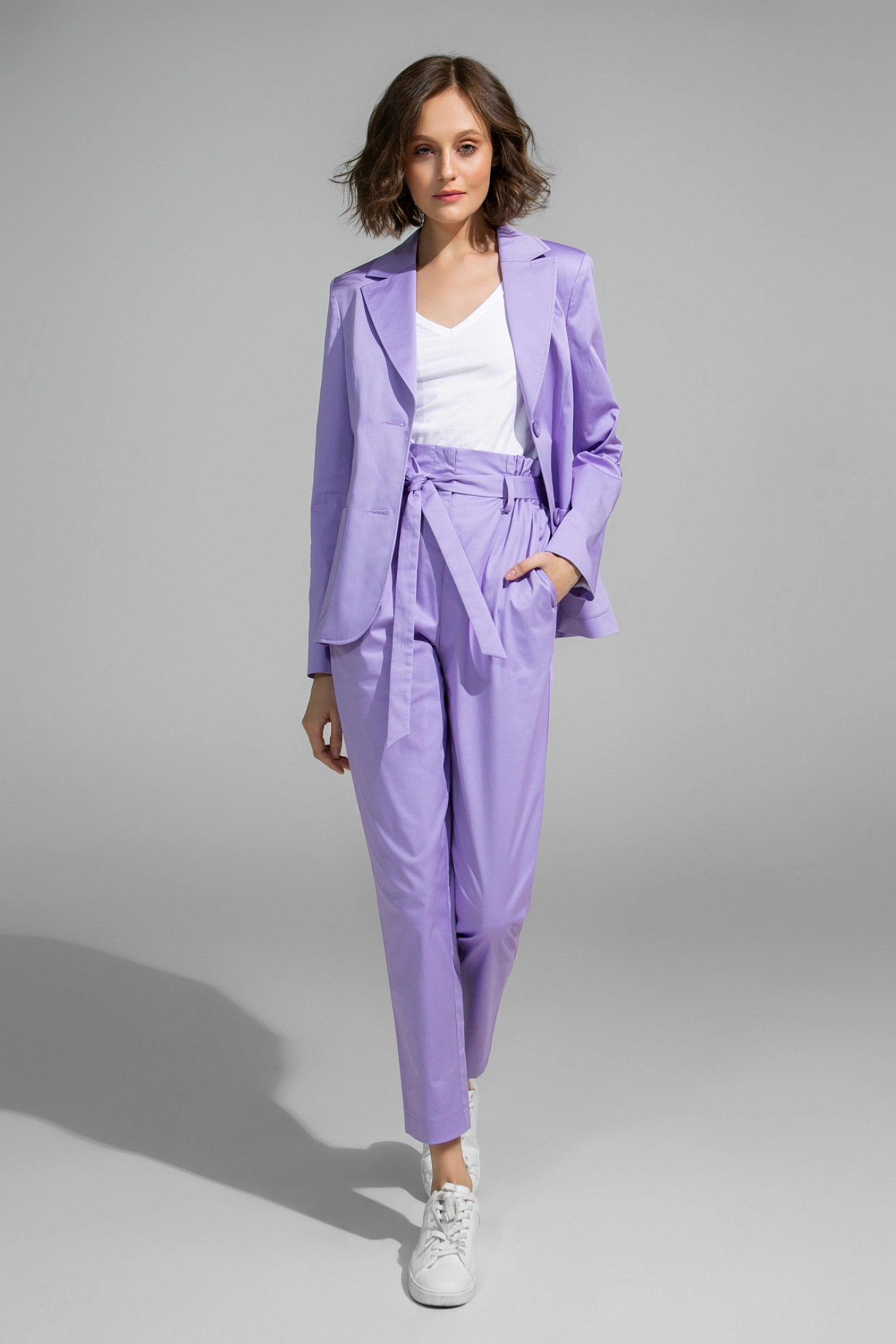 Жакет однобортный с накладными карманами и брюки бананы с завязками