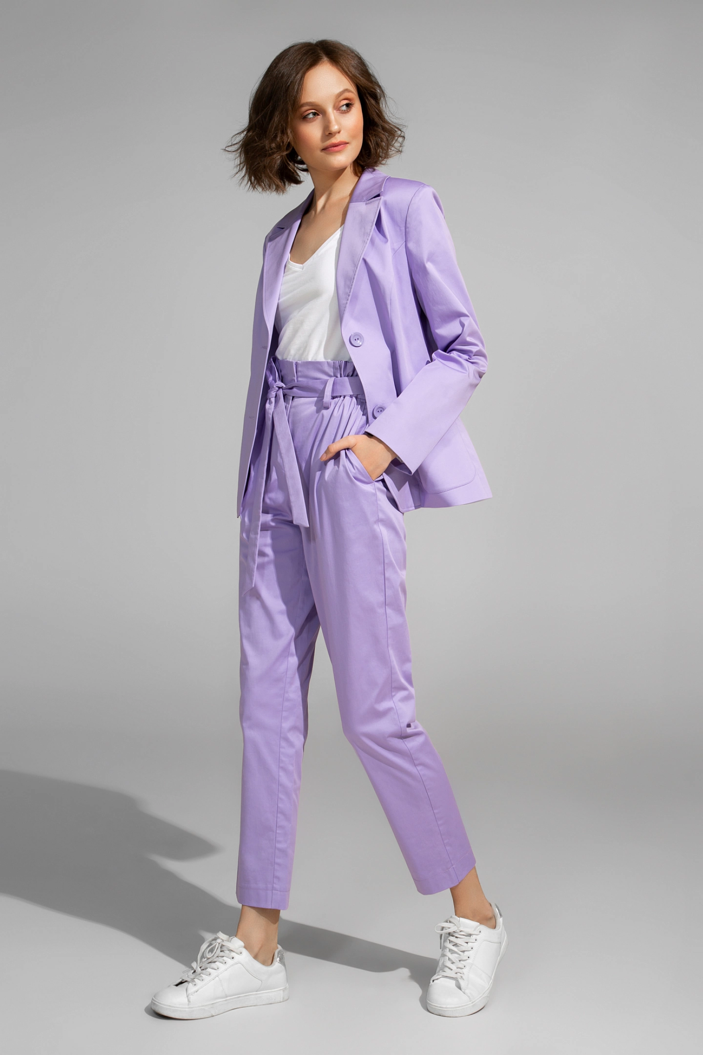 Жакет однобортный с накладными карманами и брюки бананы с завязками