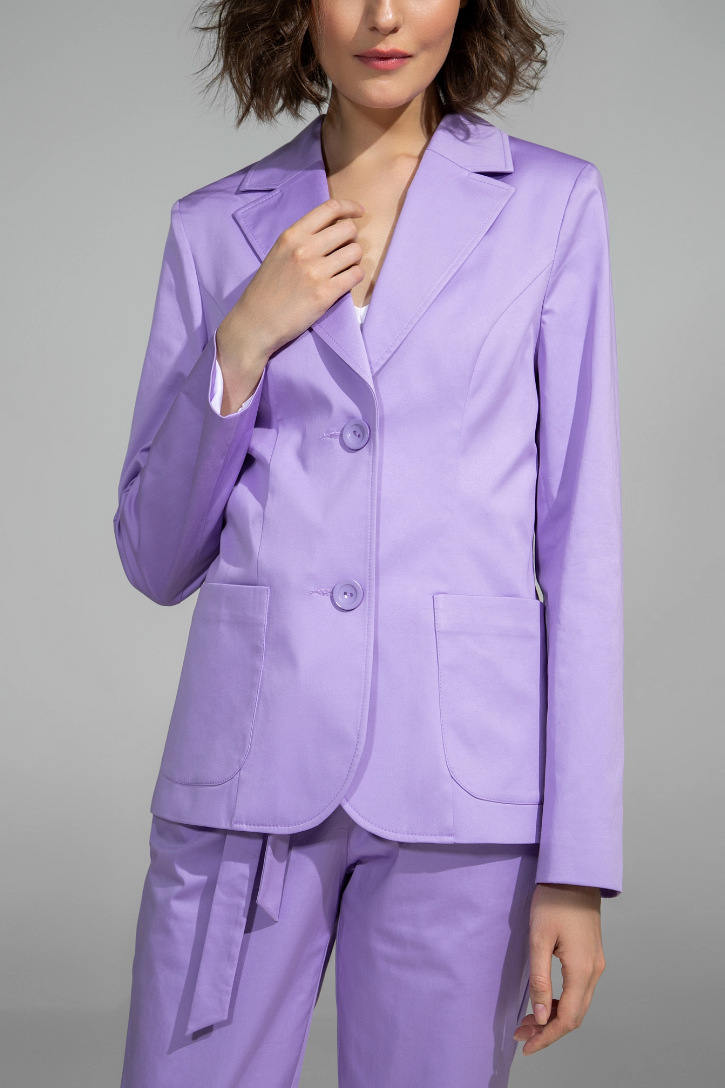 Жакет однобортный с накладными карманами и брюки бананы с завязками