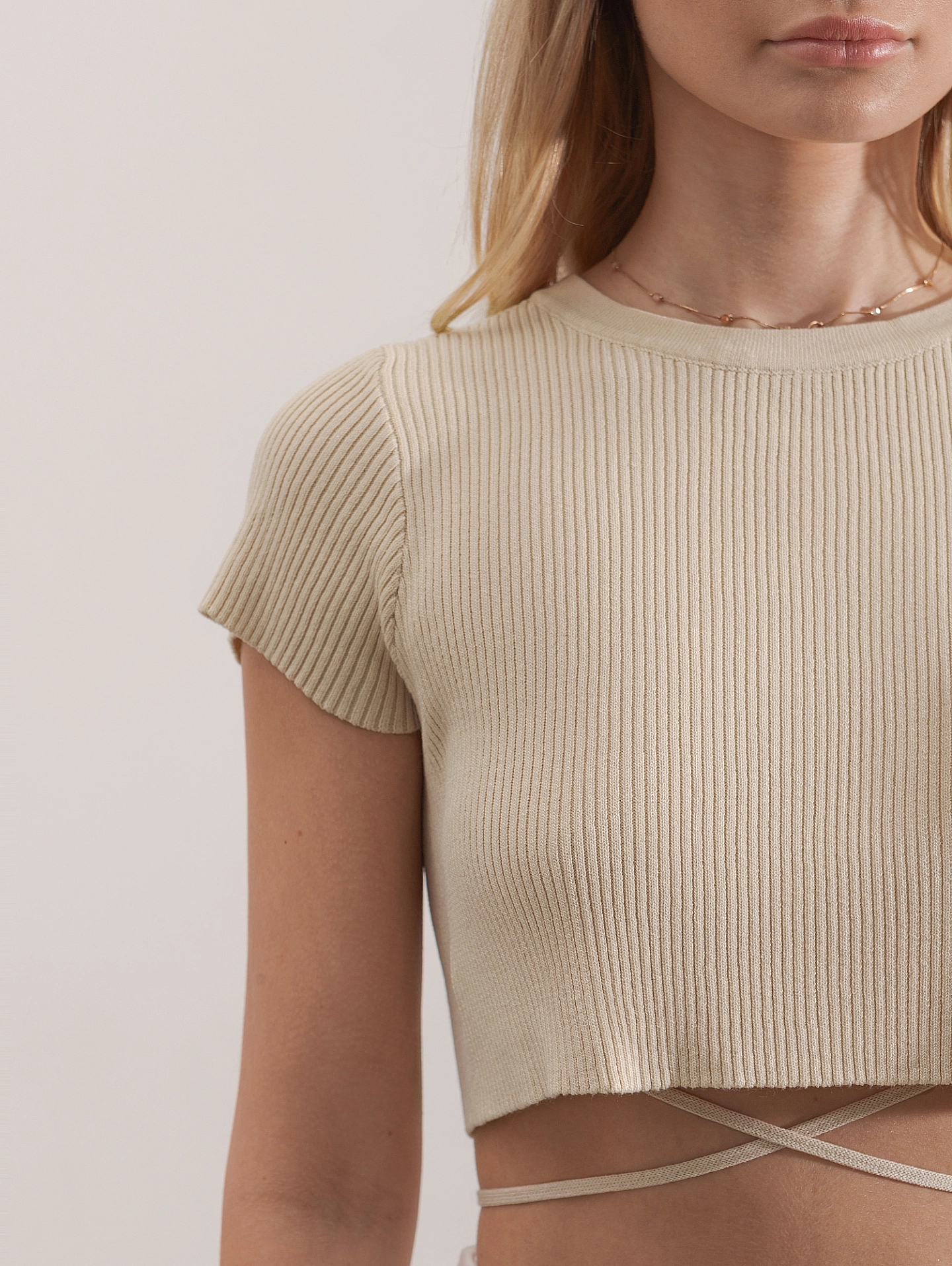 Футболка вязаная укороченная с завязками