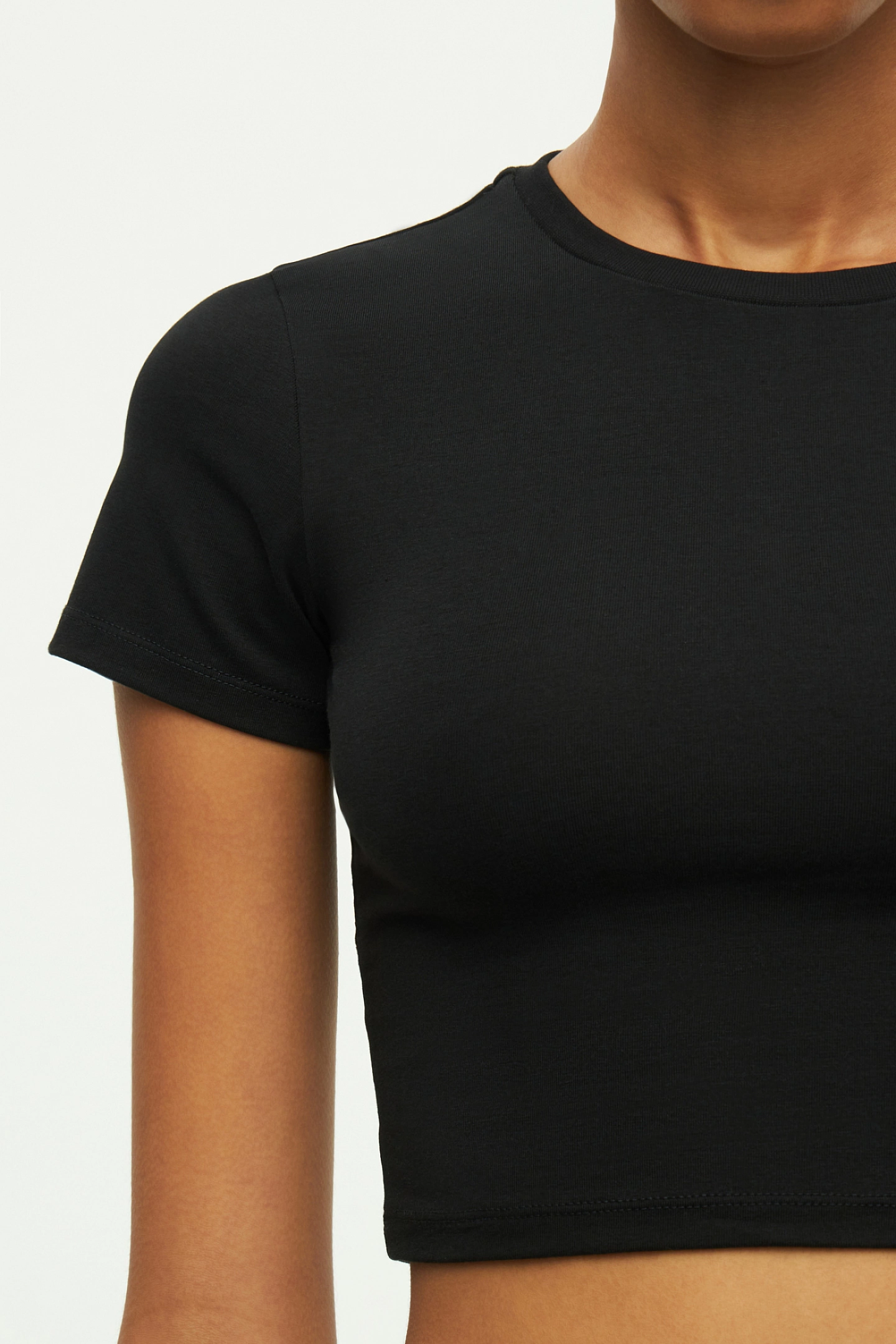 Футболка облегающая короткая