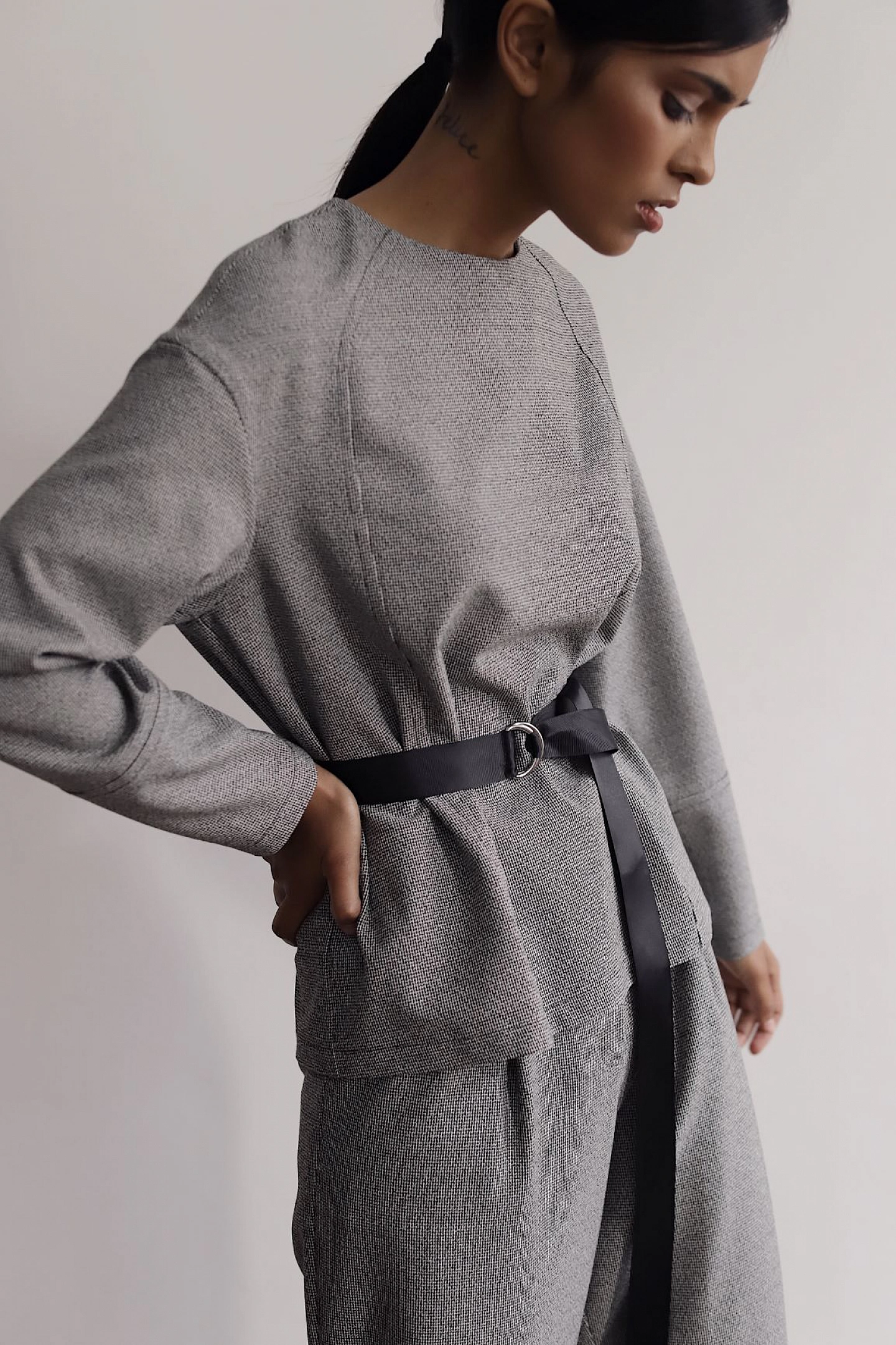 Свитшот с фигурными рельефами