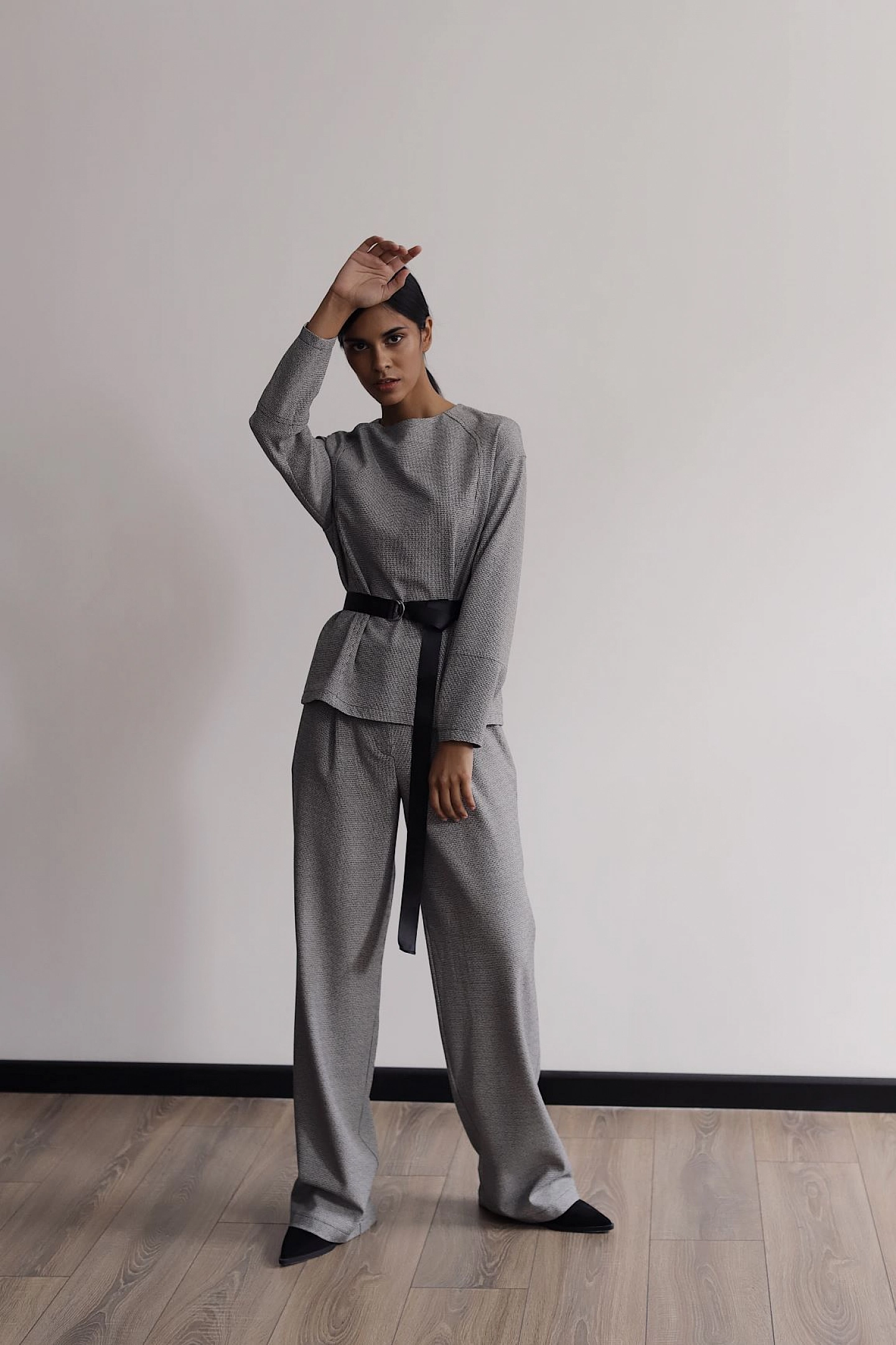 Свитшот с фигурными рельефами