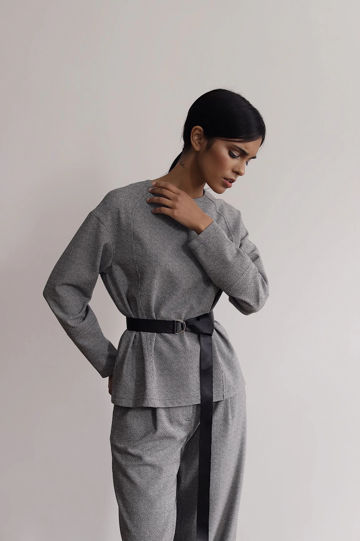 Свитшот с фигурными рельефами