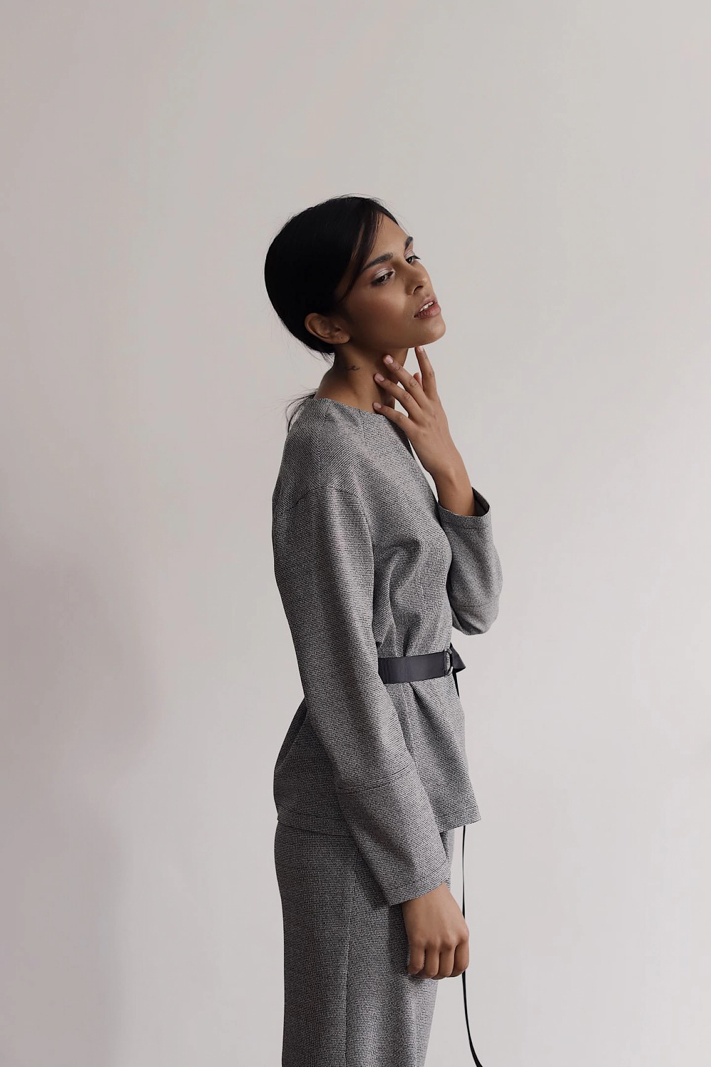 Свитшот с фигурными рельефами