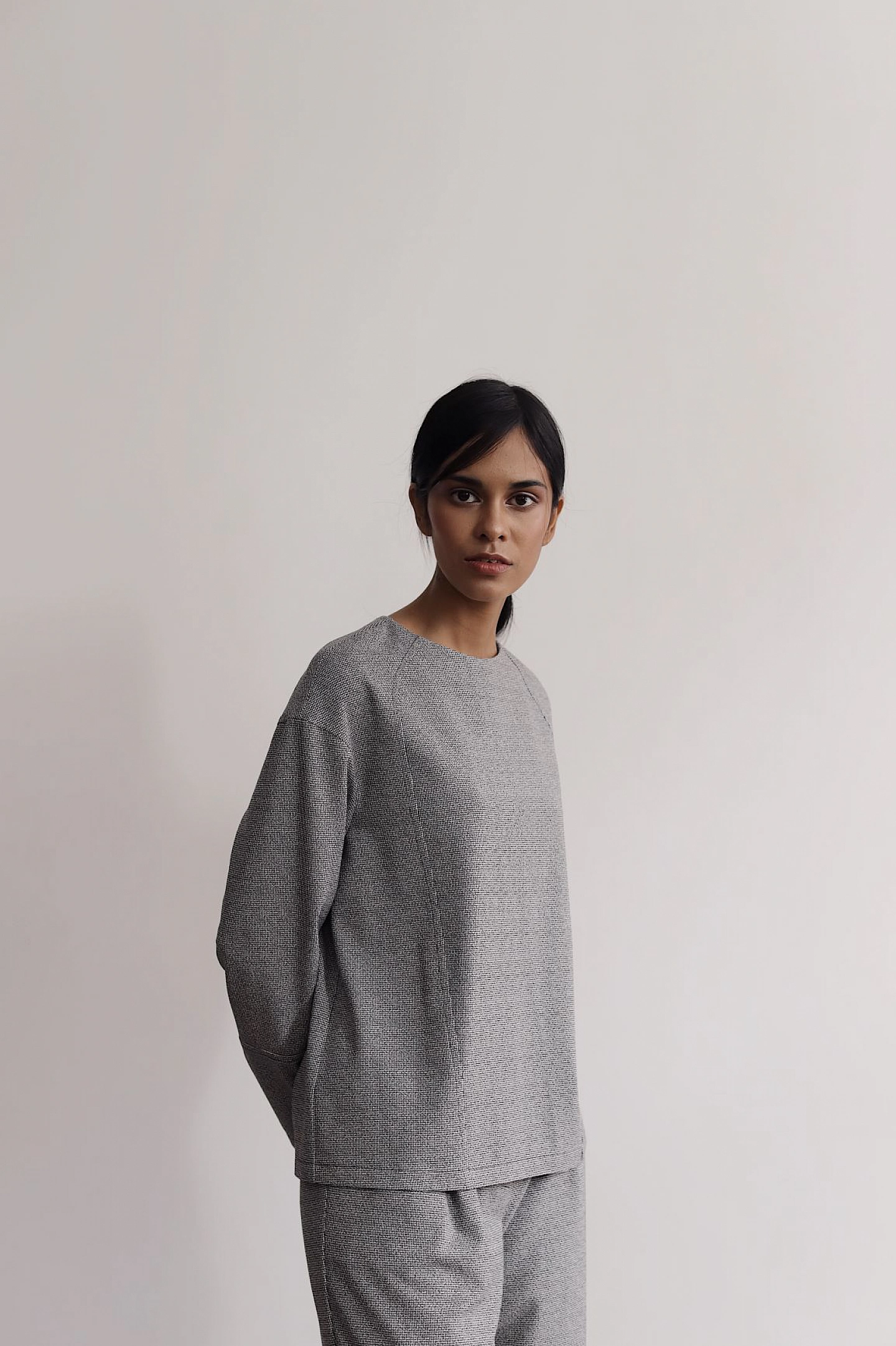 Свитшот с фигурными рельефами