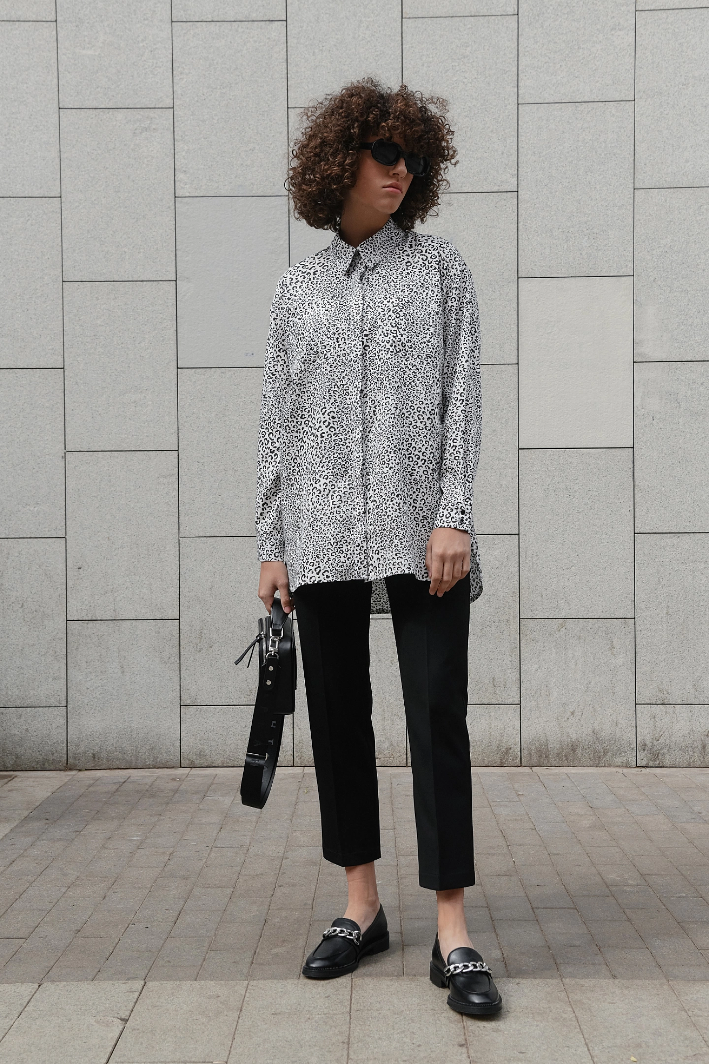 Рубашка со спущенным плечом и кокеткой