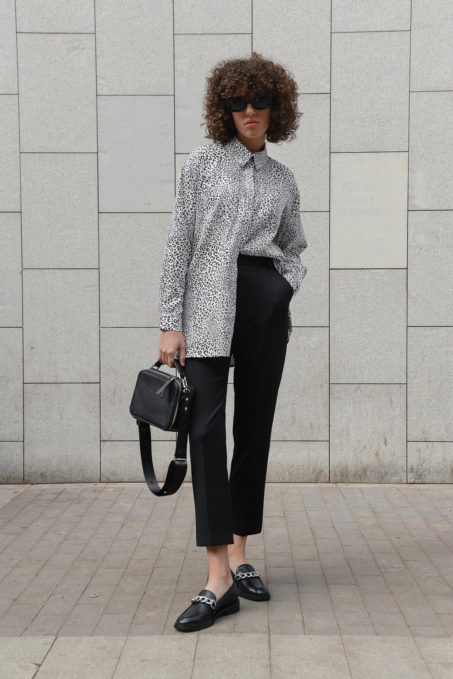 Рубашка со спущенным плечом и кокеткой