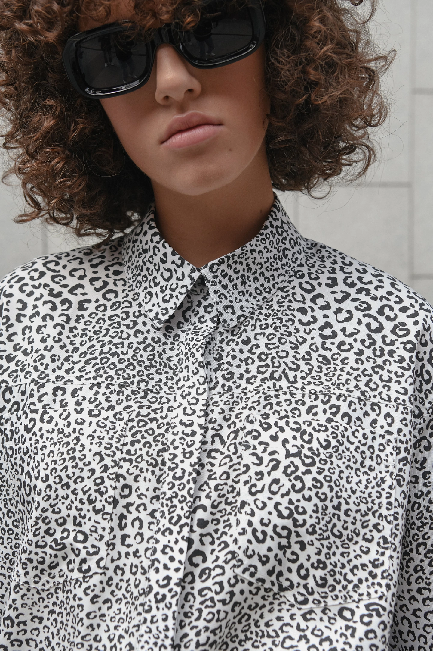 Рубашка со спущенным плечом и кокеткой