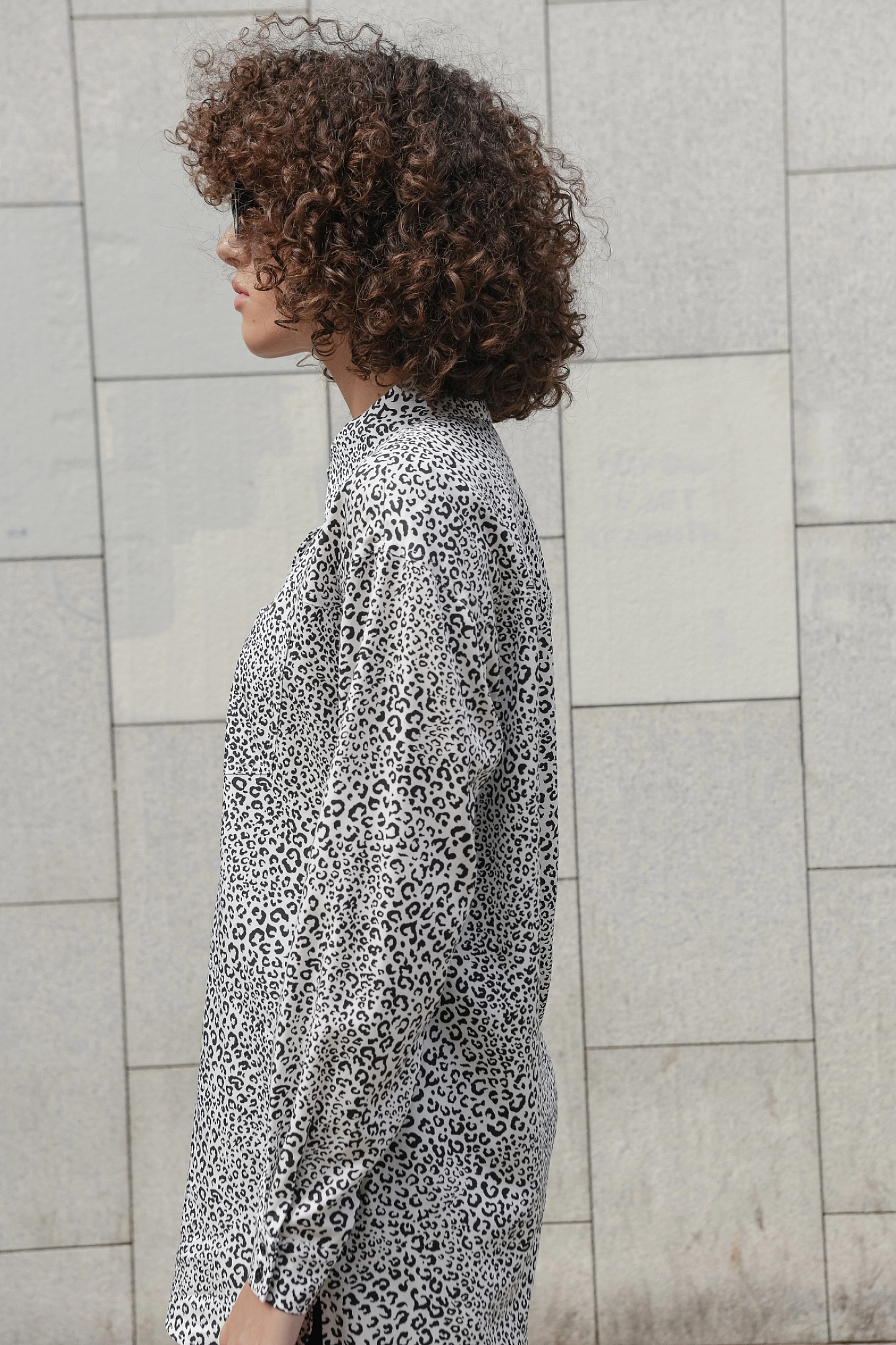 Рубашка со спущенным плечом и кокеткой