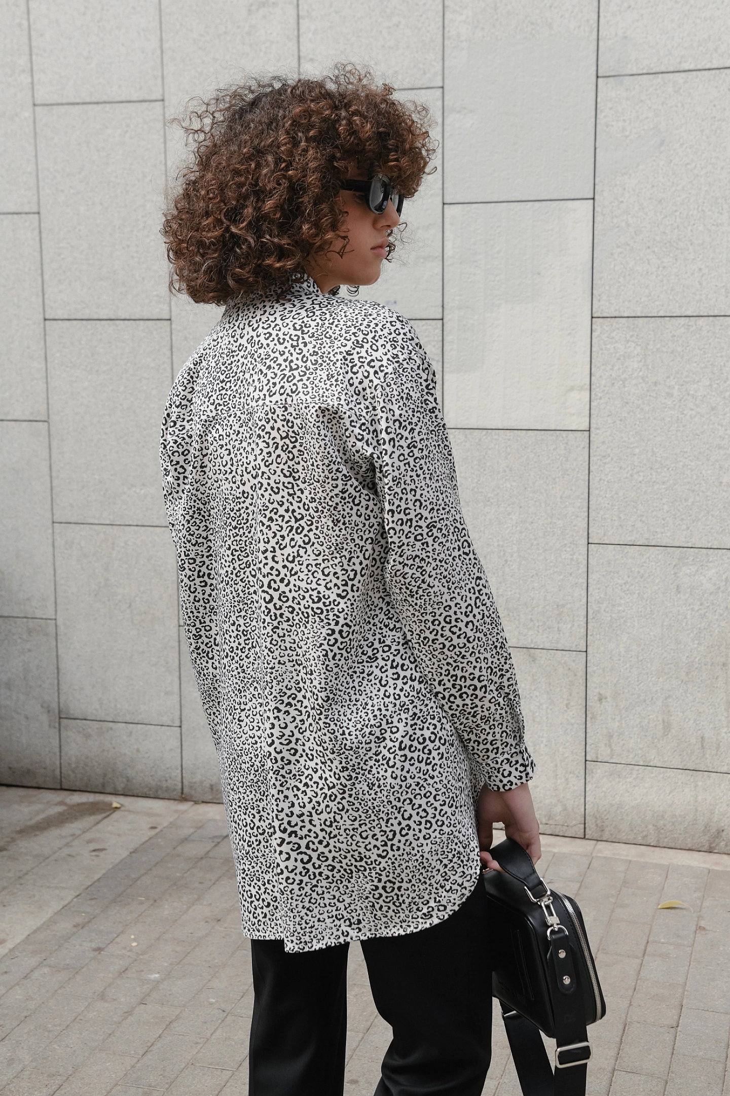 Рубашка со спущенным плечом и кокеткой