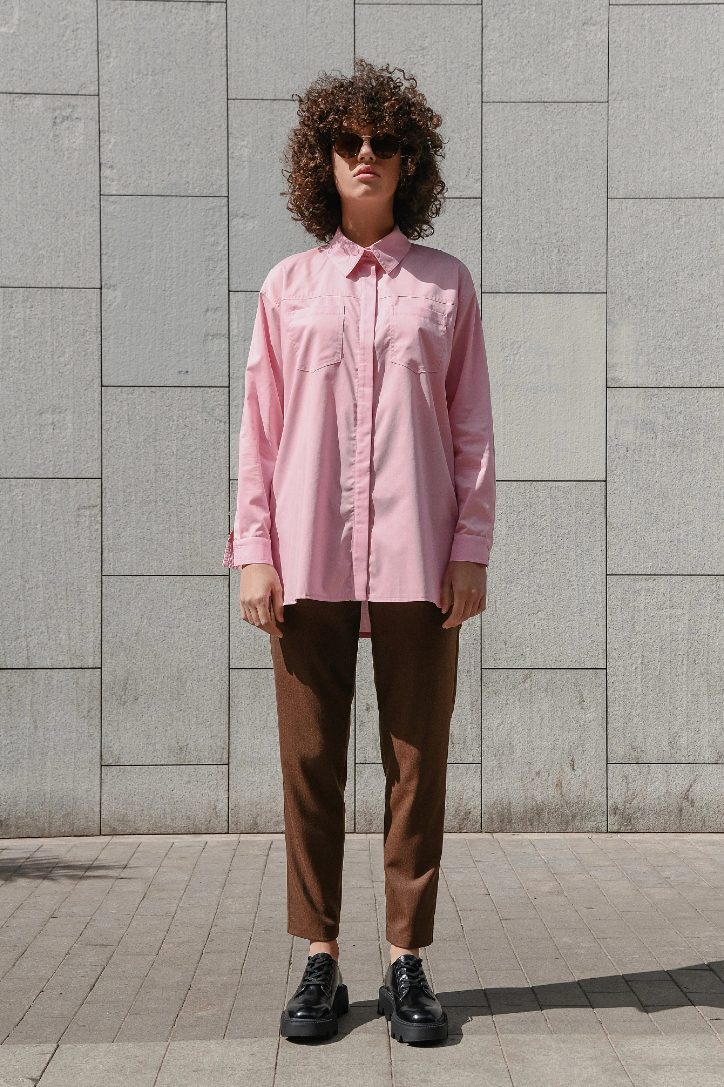 Рубашка со спущенным плечом и кокеткой