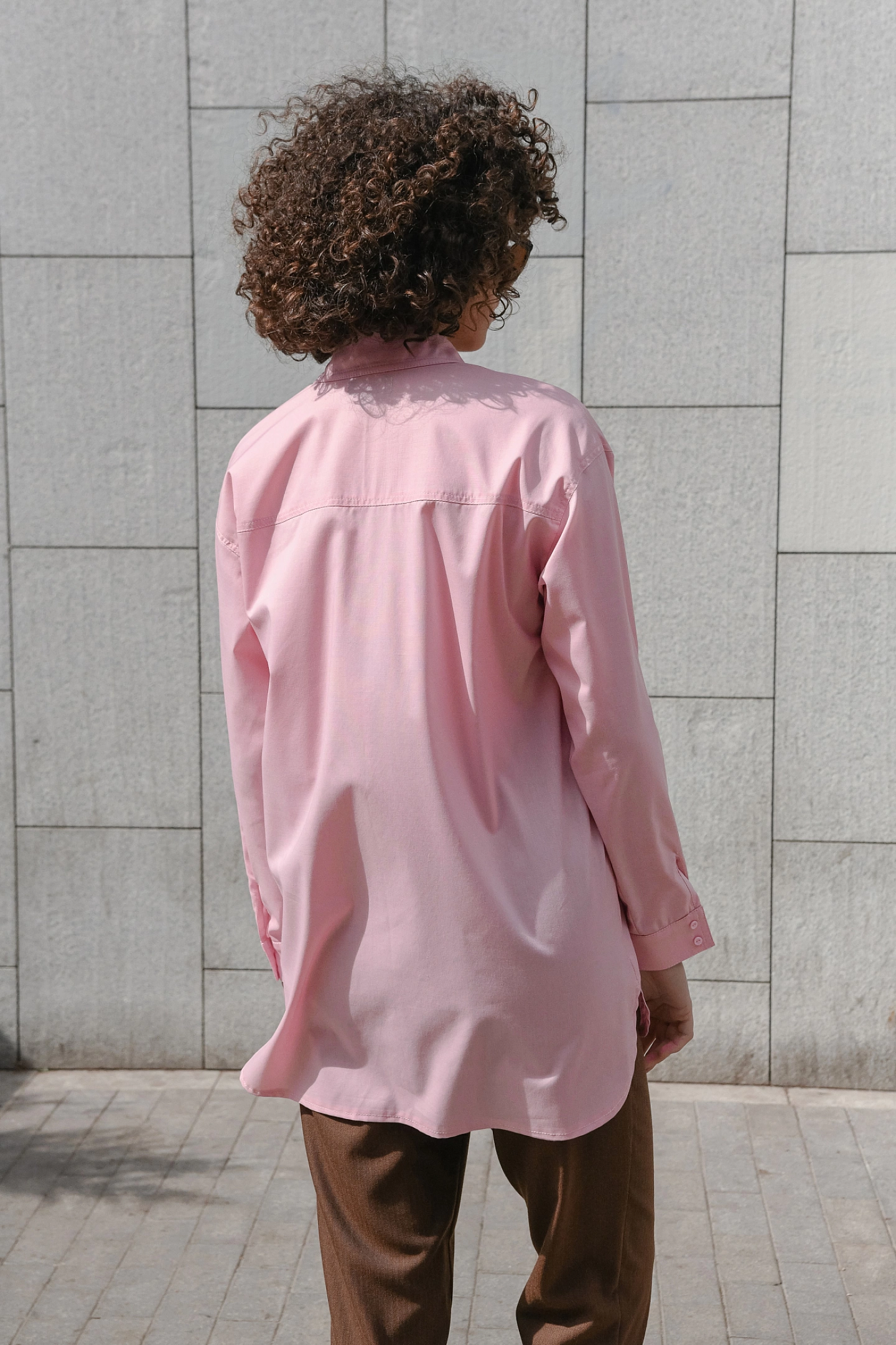 Рубашка со спущенным плечом и кокеткой