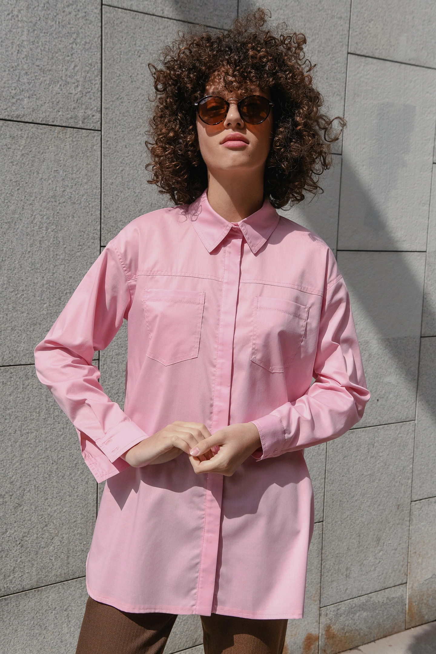 Рубашка со спущенным плечом и кокеткой