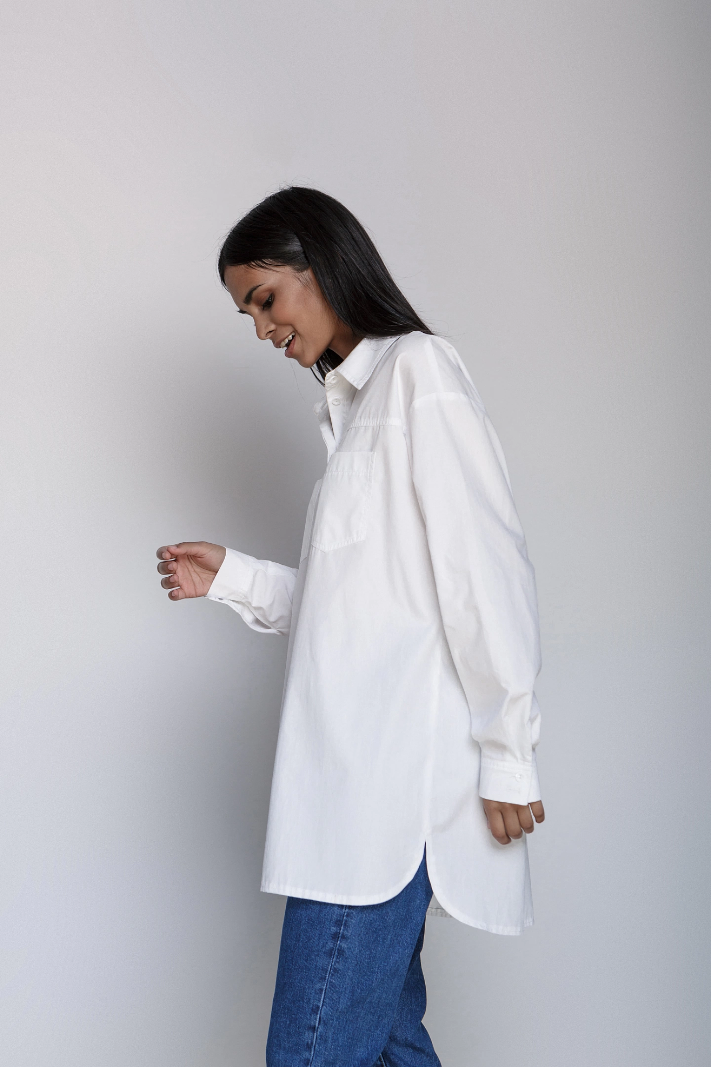 Рубашка со спущенным плечом и кокеткой