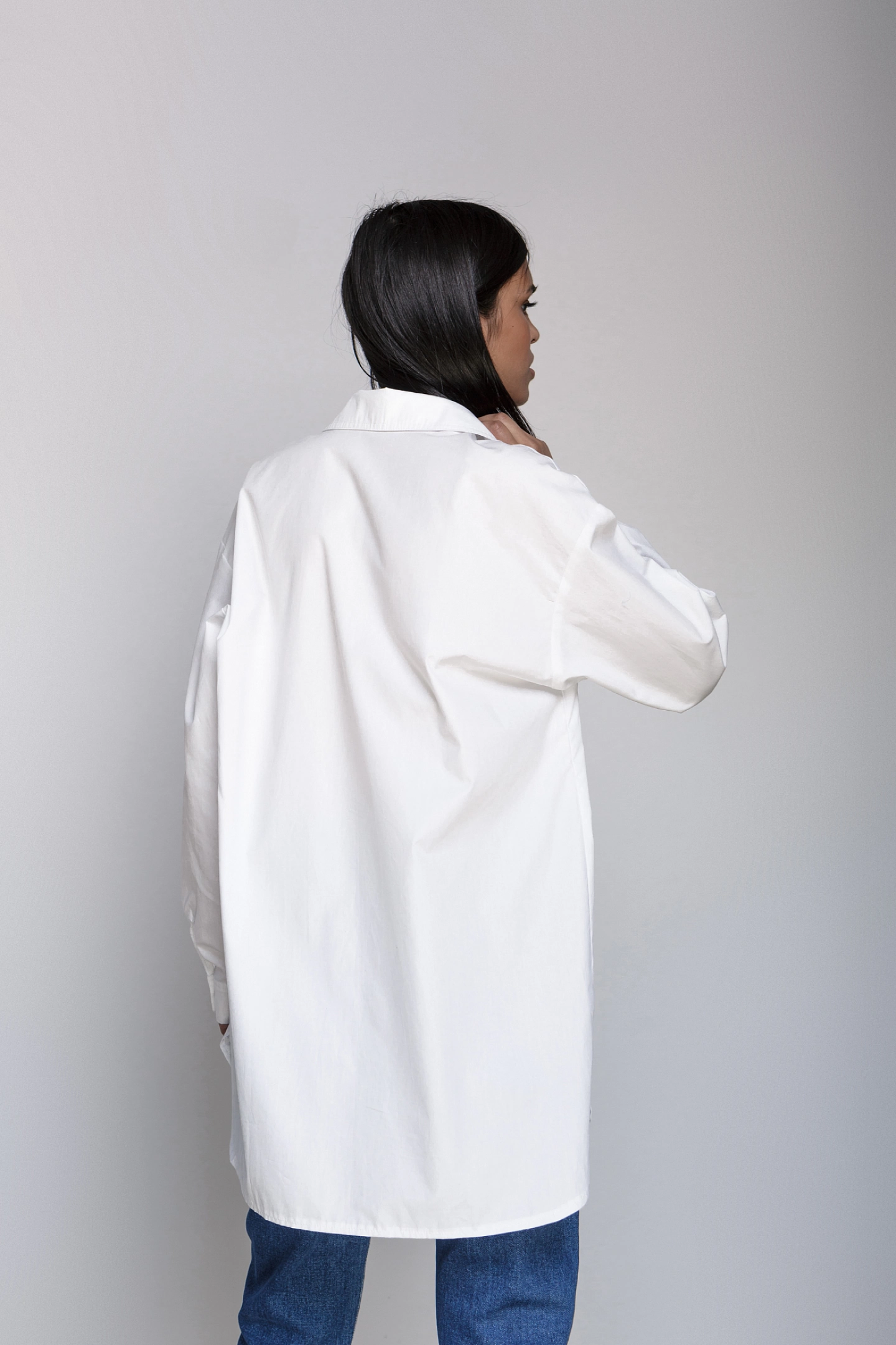 Рубашка со спущенным плечом и кокеткой