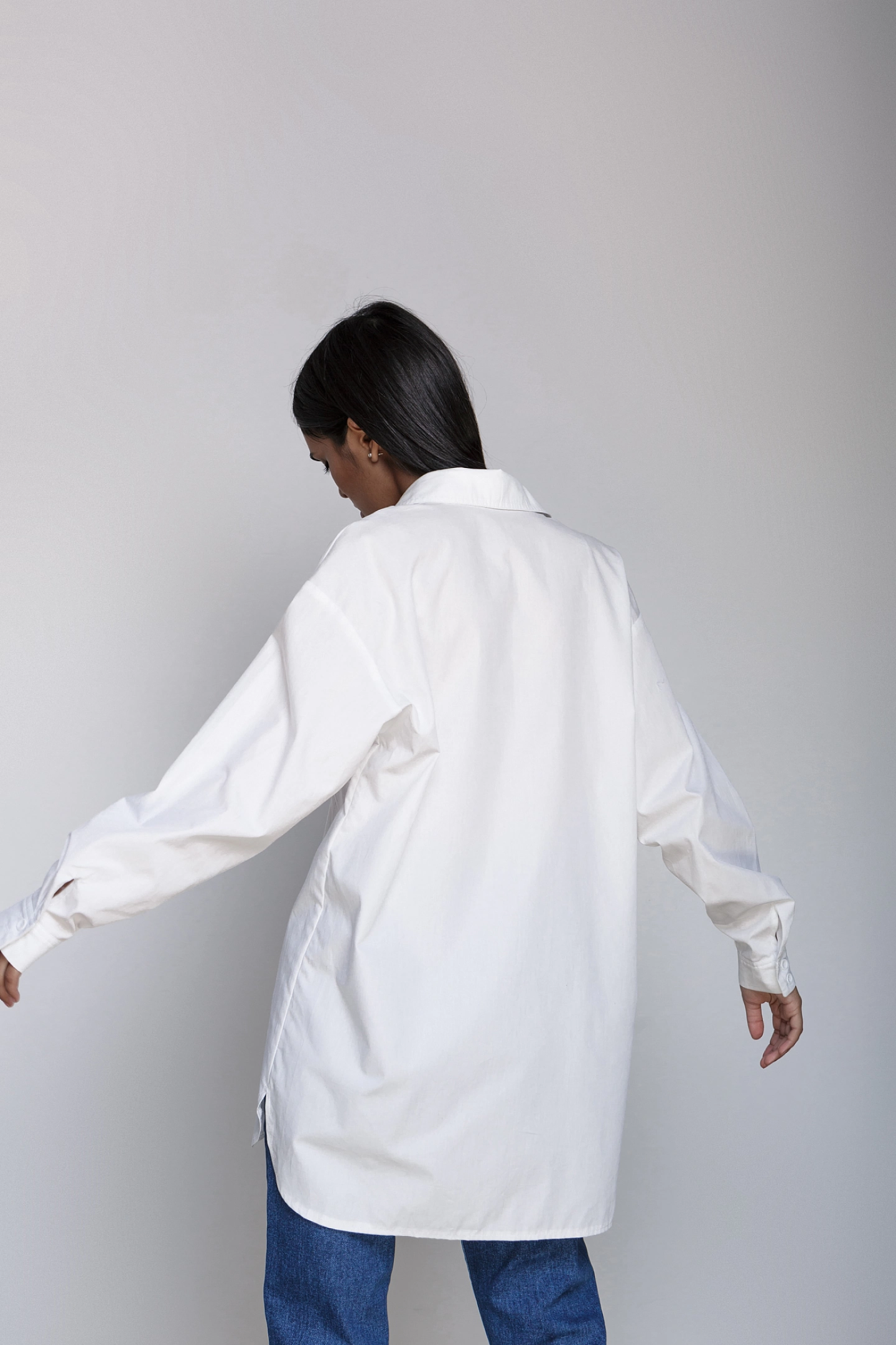 Рубашка со спущенным плечом и кокеткой