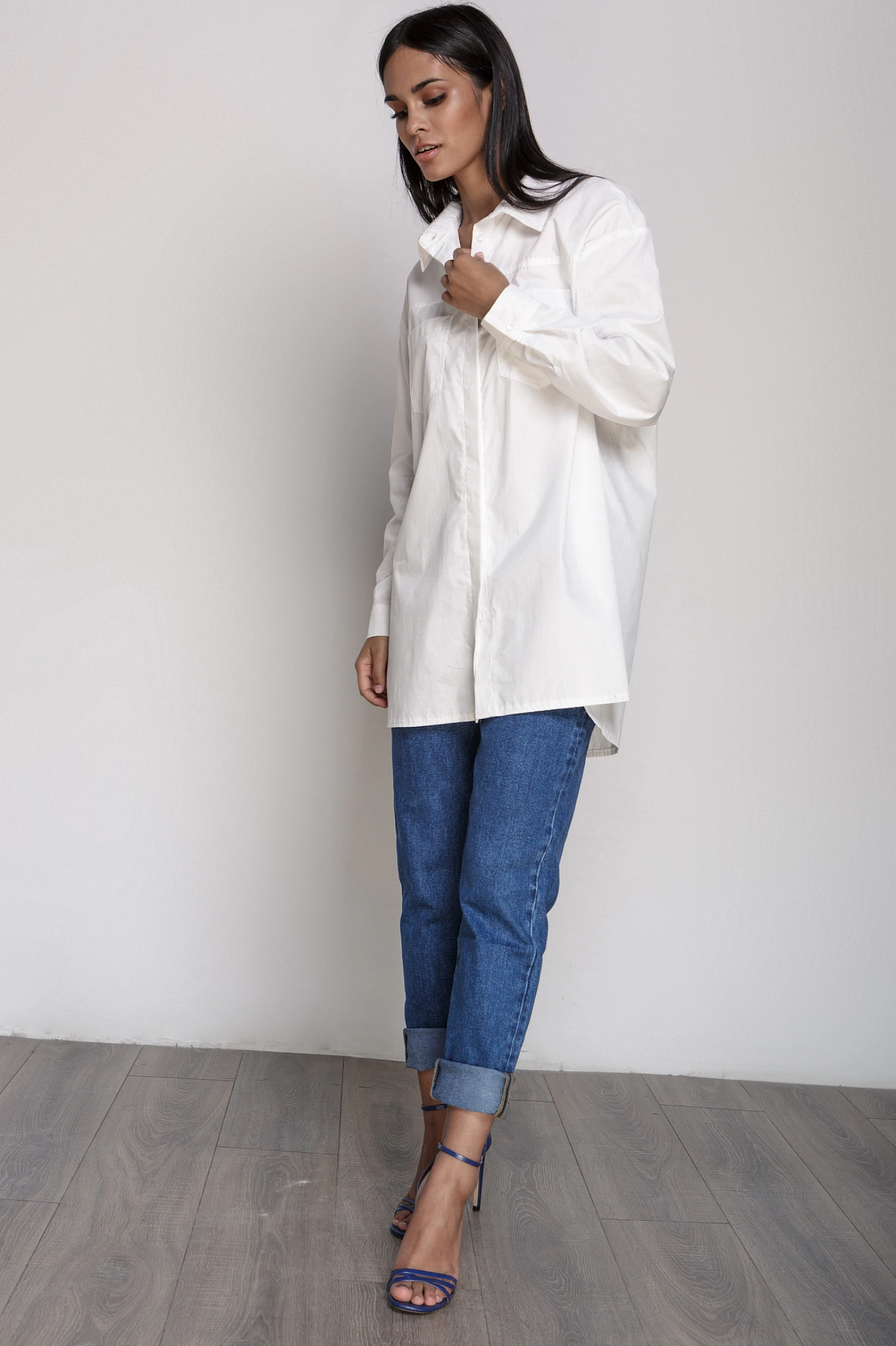 Рубашка со спущенным плечом и кокеткой