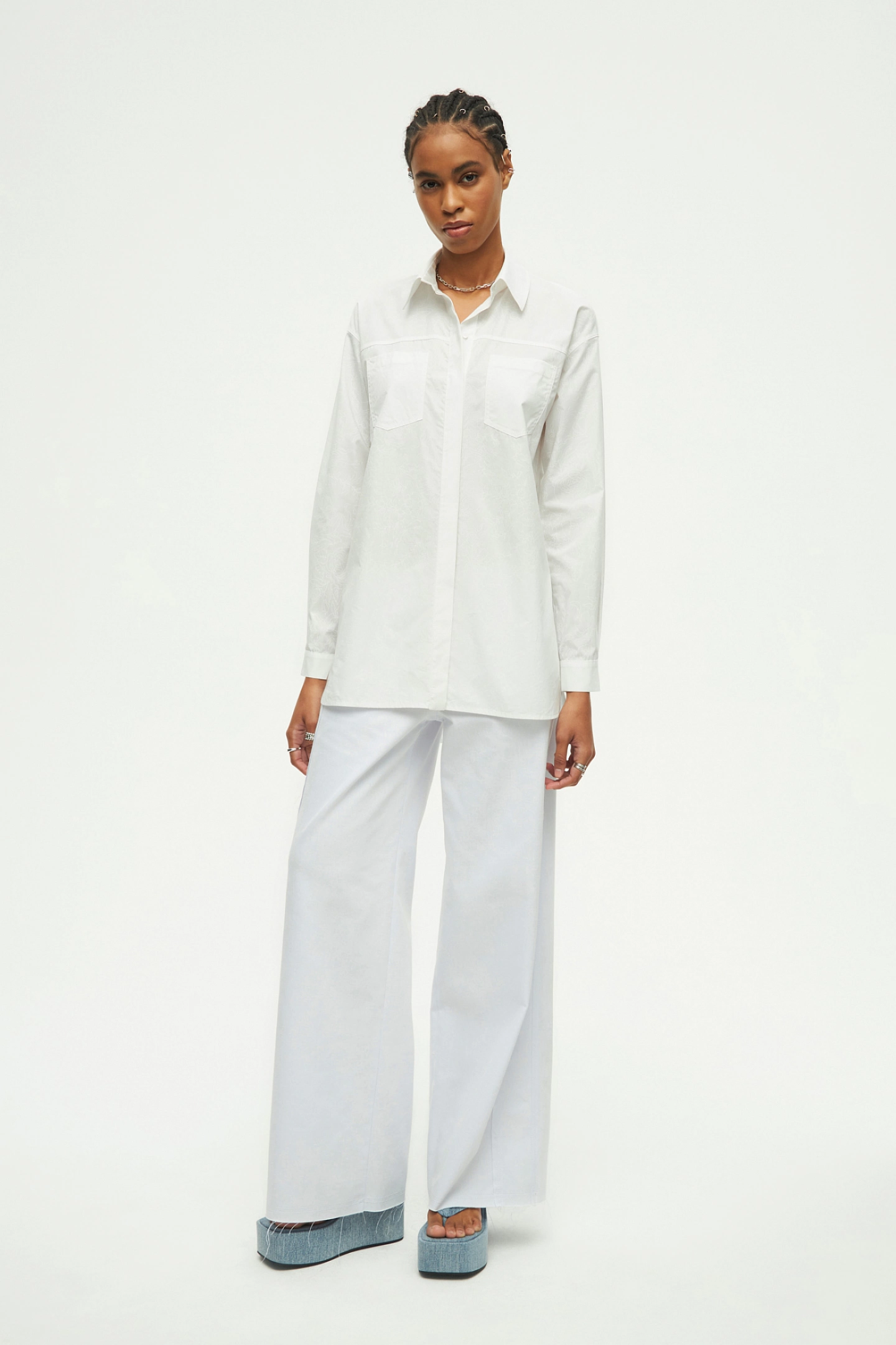 Рубашка со спущенным плечом и кокеткой