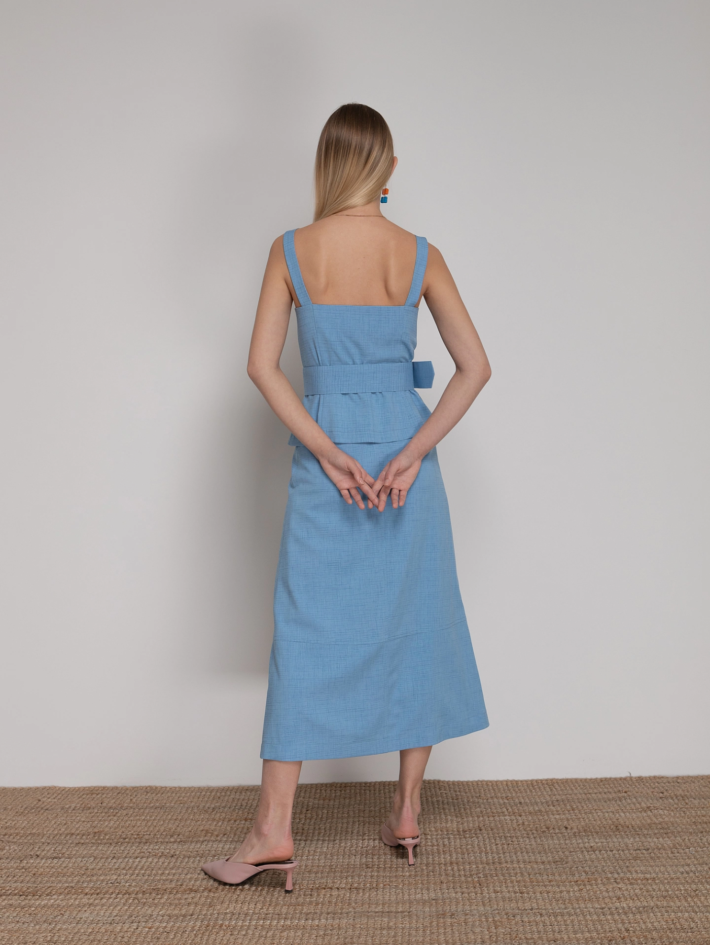 Топ на бретелях со съемным поясом и юбка со шлицей спереди