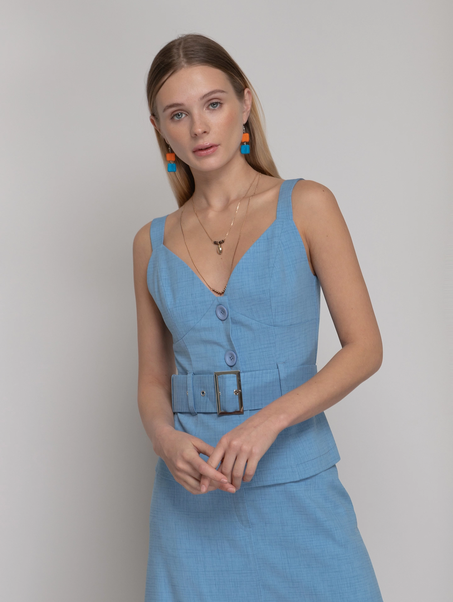 Топ на бретелях со съемным поясом и юбка со шлицей спереди