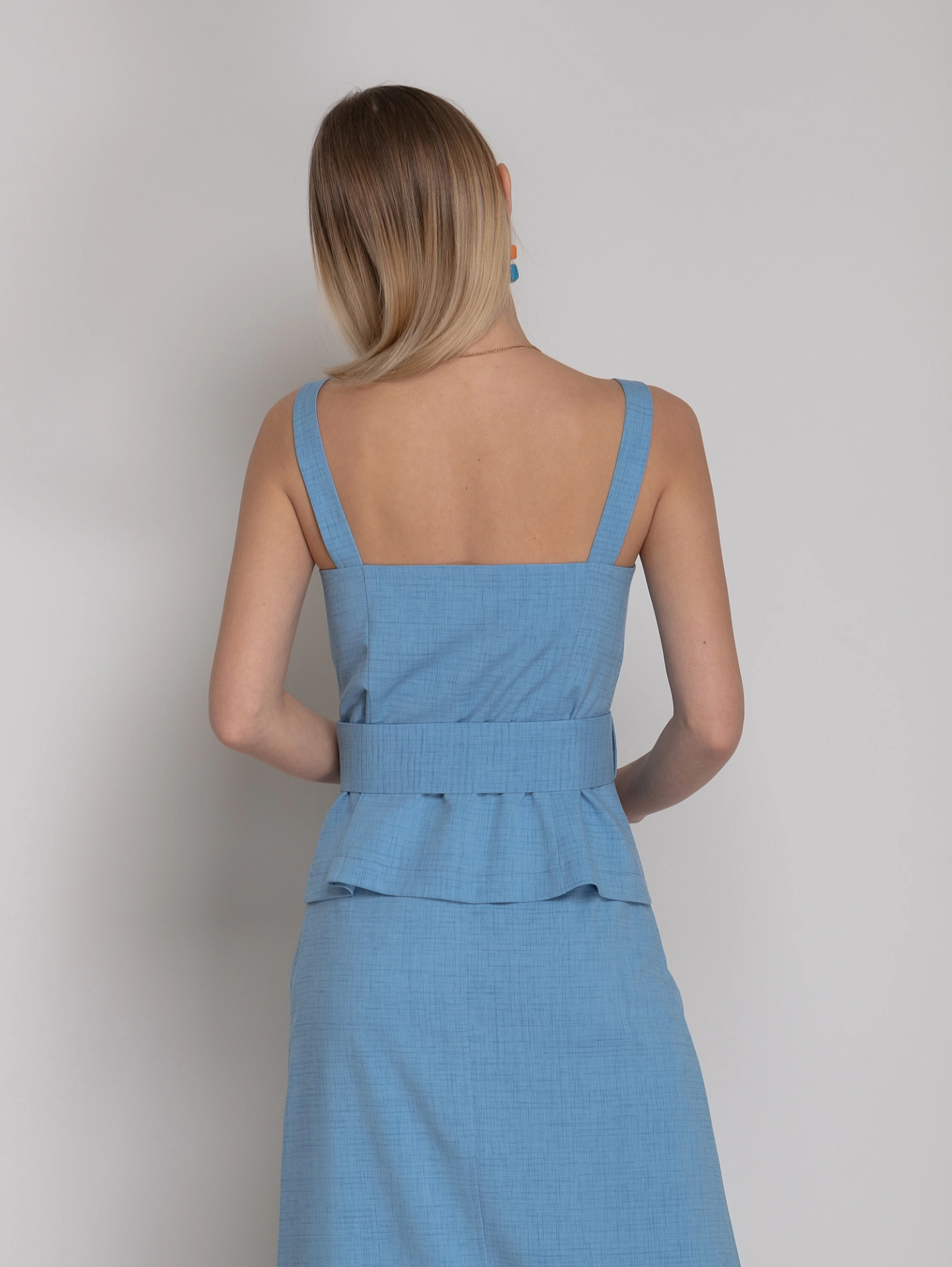 Топ на бретелях со съемным поясом и юбка со шлицей спереди