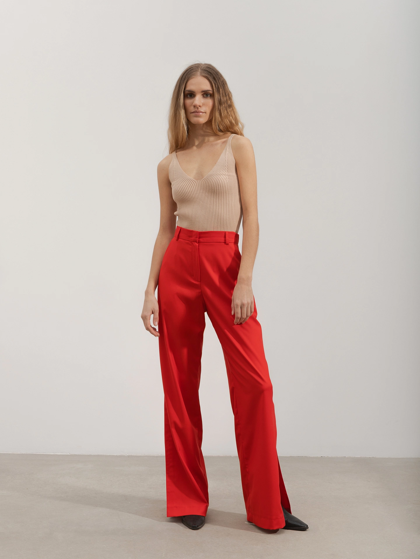 Топ вязаный на тонких бретелях