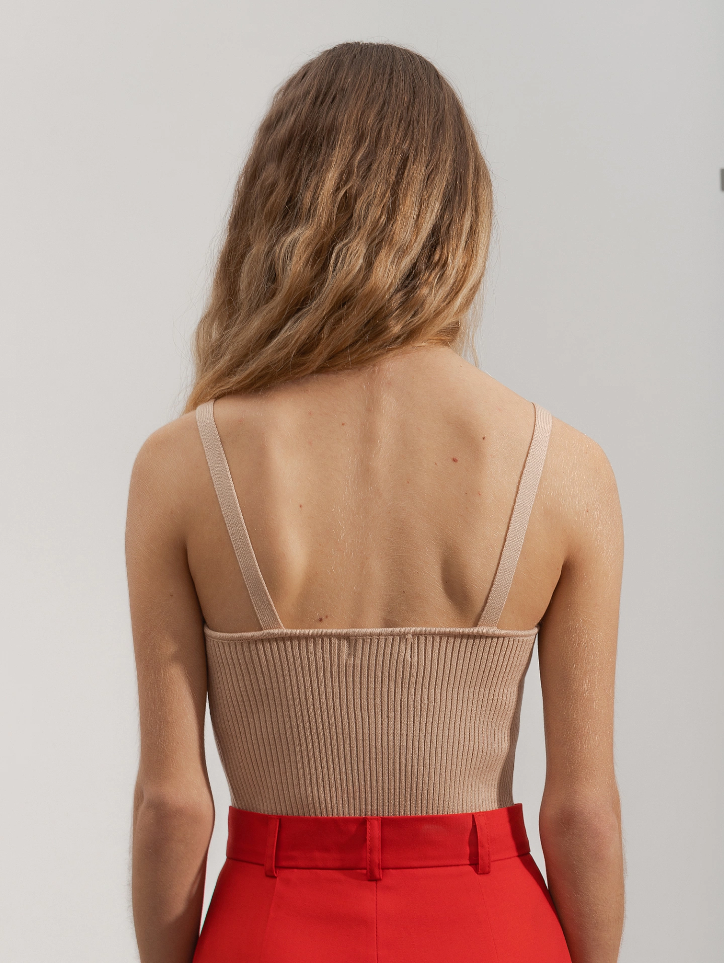 Топ вязаный на тонких бретелях