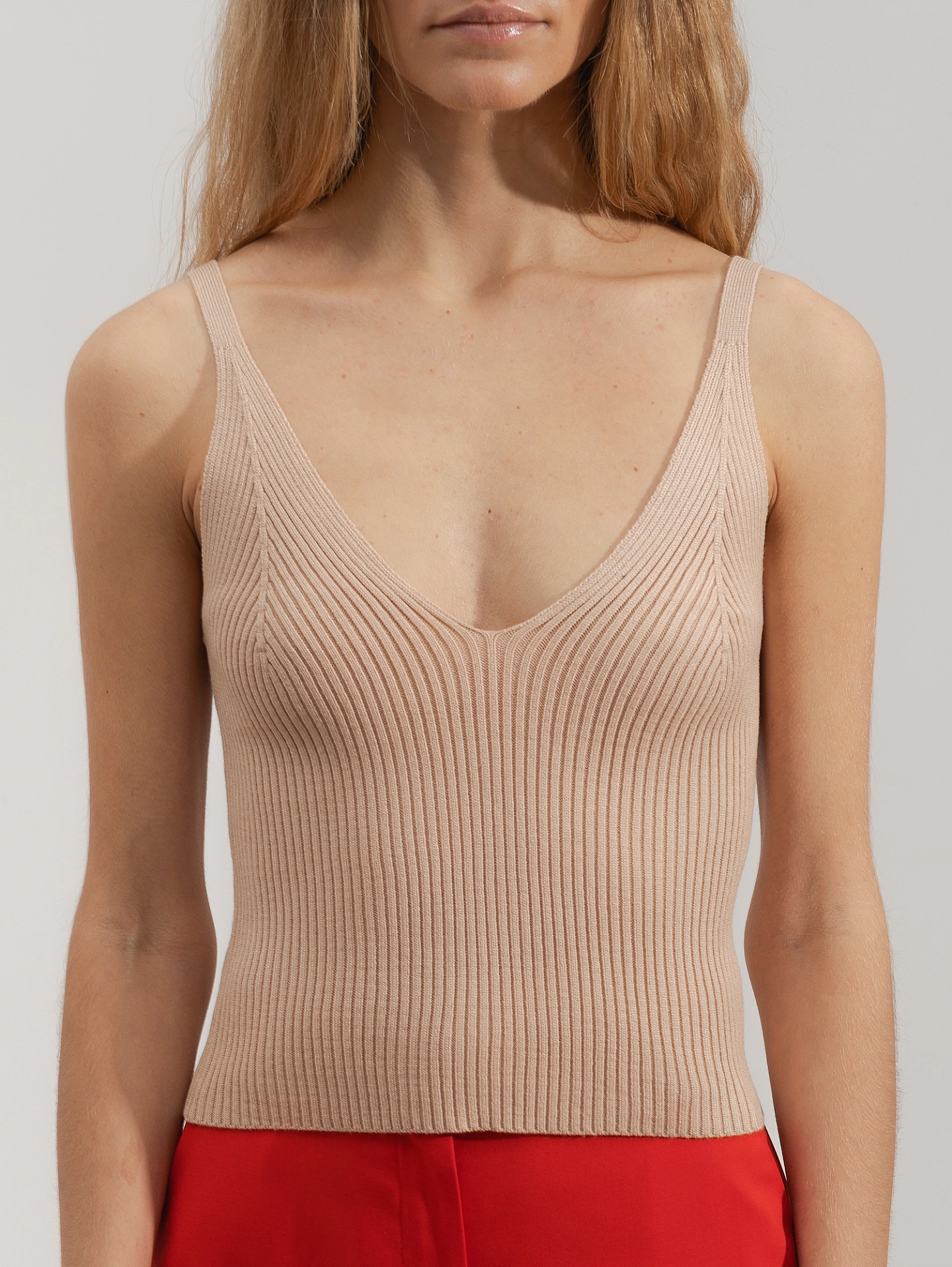 Топ вязаный на тонких бретелях