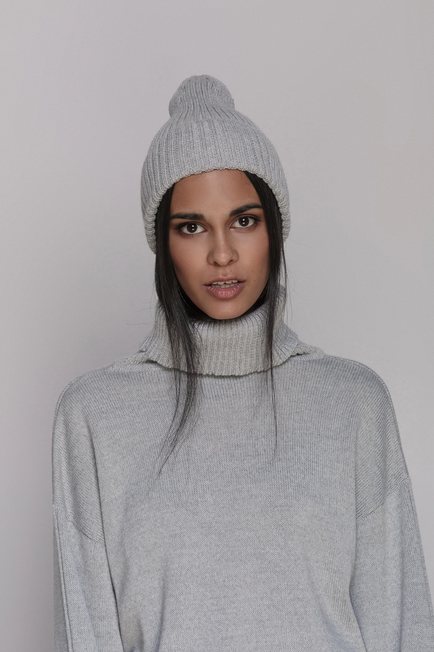 Джемпер с высоким воротником