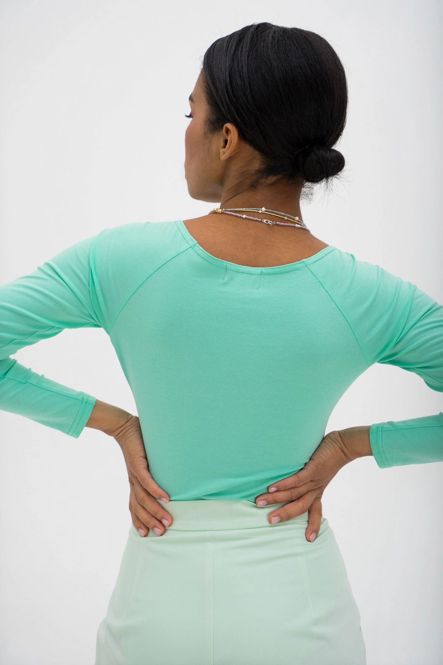 Трикотажный боди с фигурным вырезом