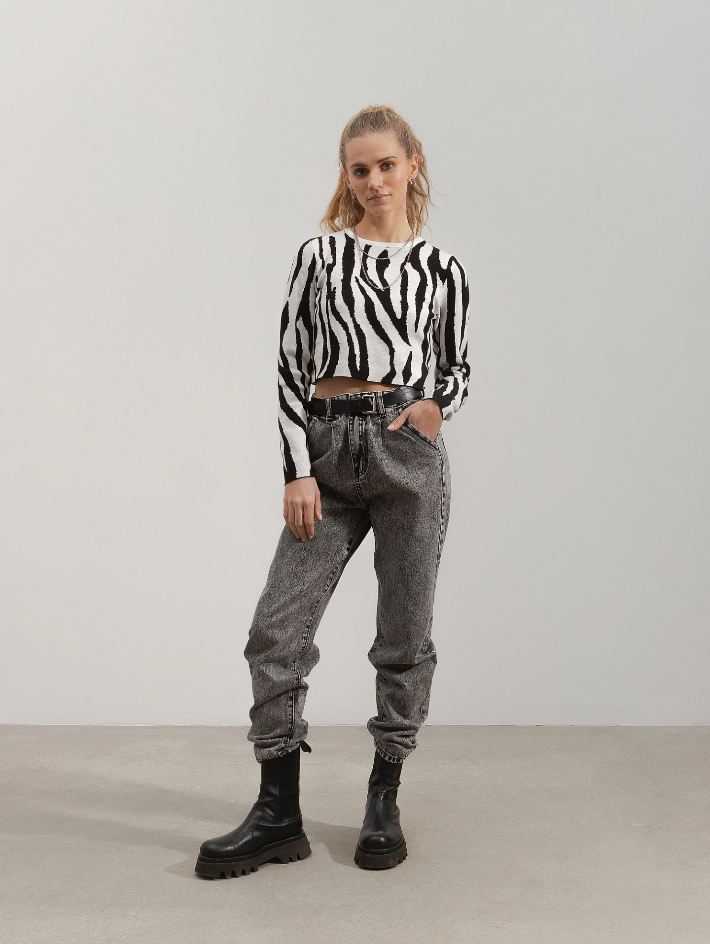 Джинсы бананы на высокой талии