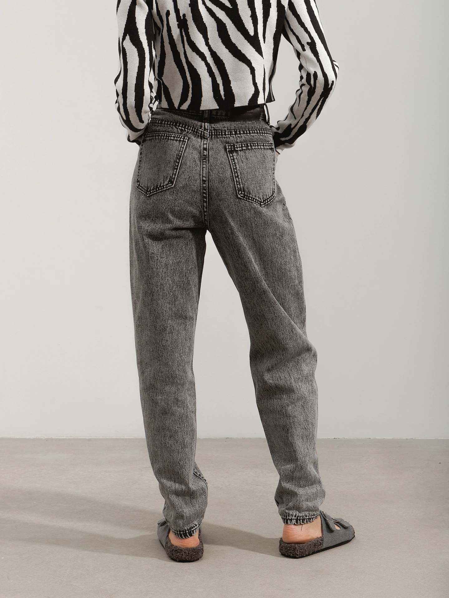 Джинсы бананы на высокой талии