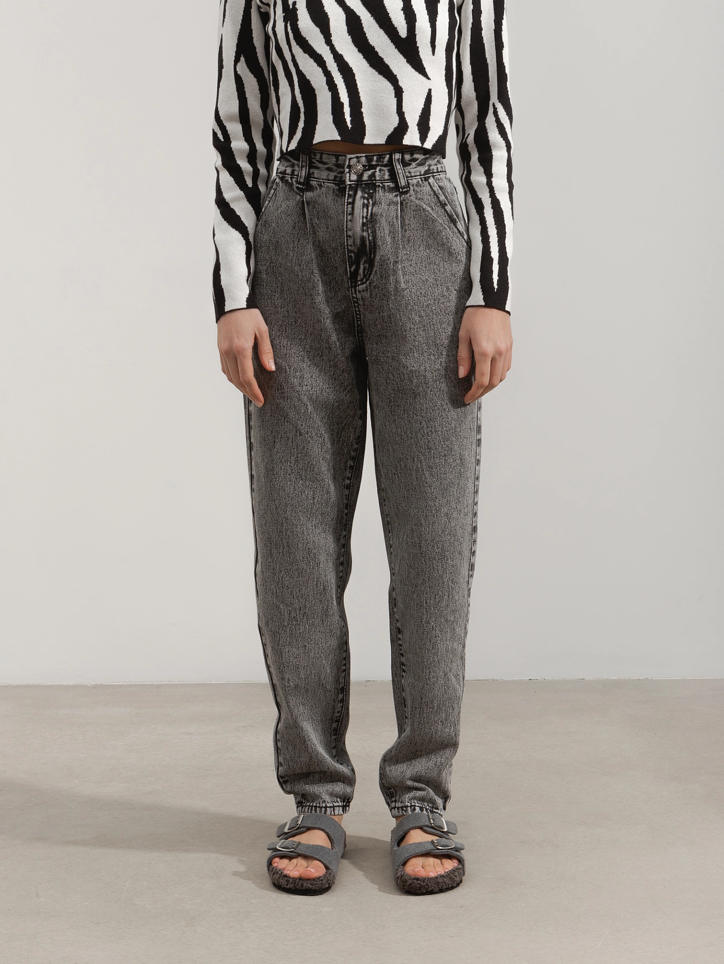 Джинсы бананы на высокой талии