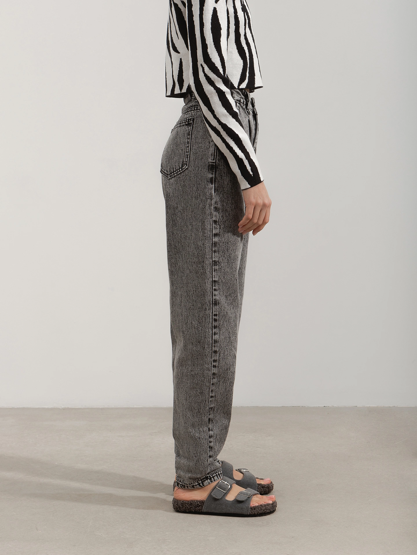 Джинсы бананы на высокой талии