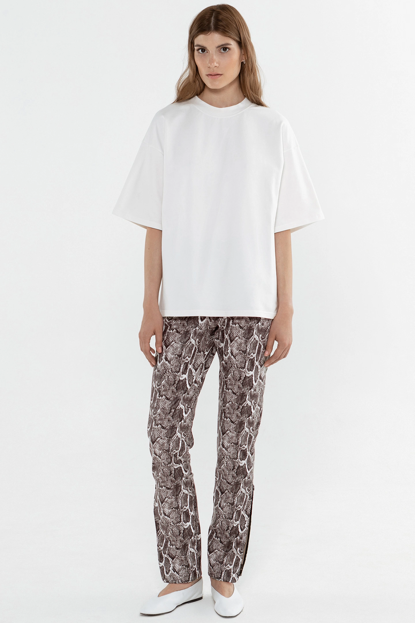 Брюки из эко-кожи с разрезами