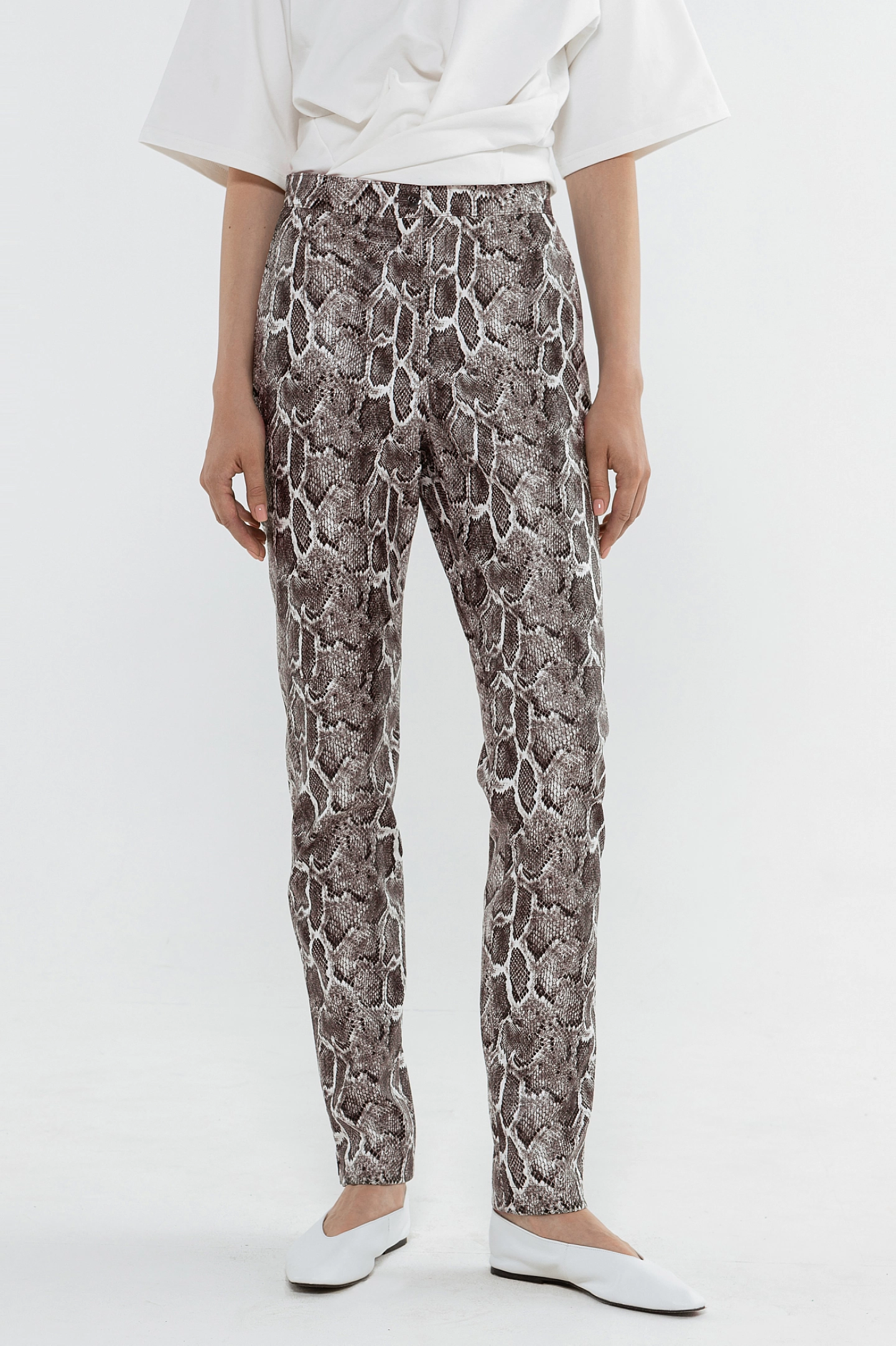 Брюки из эко-кожи с разрезами