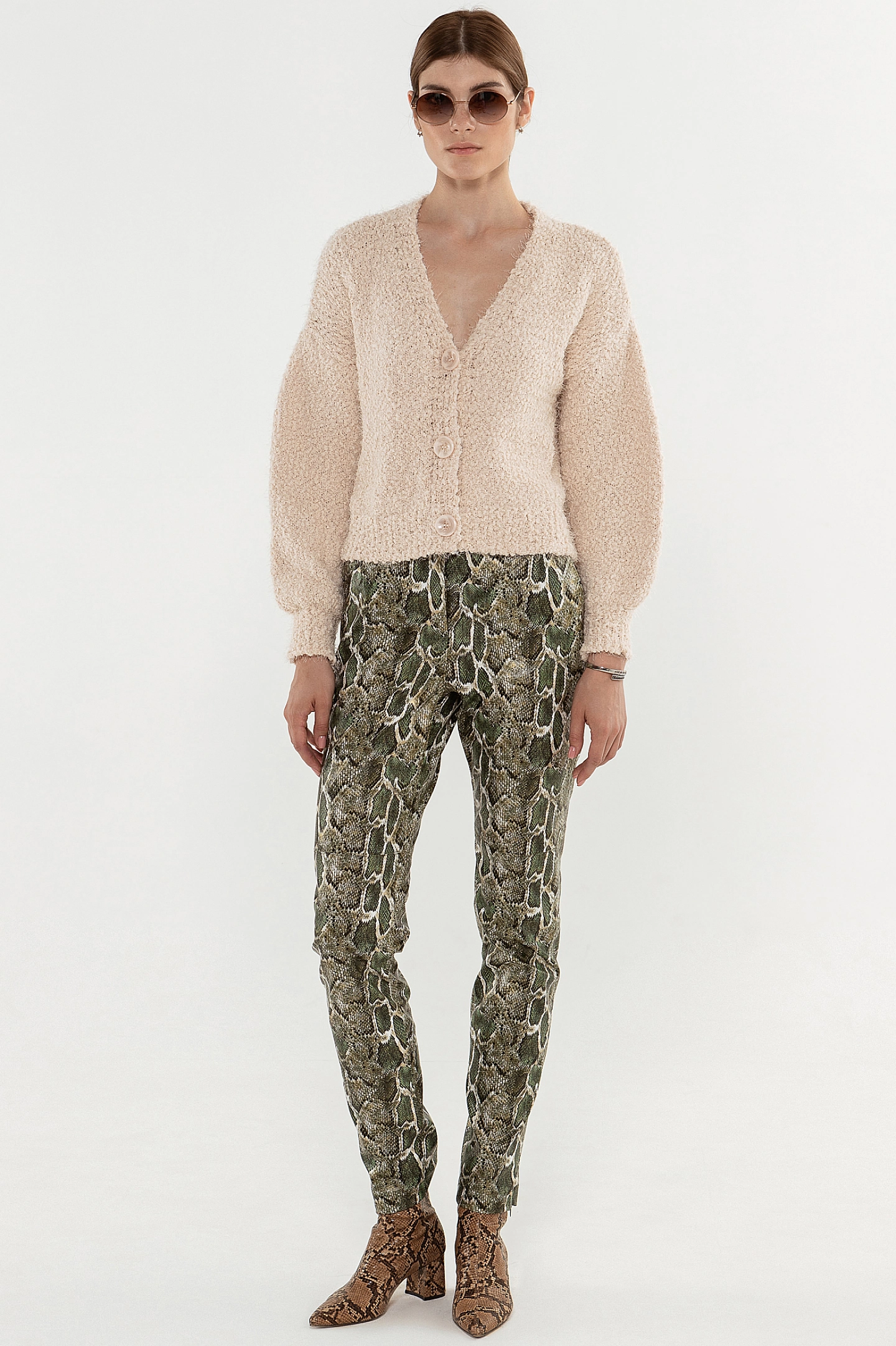 Брюки из эко-кожи с разрезами