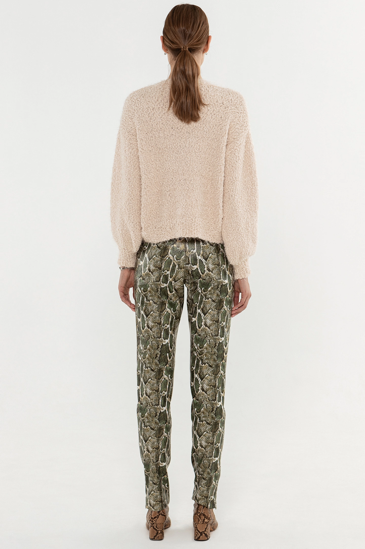 Брюки из эко-кожи с разрезами