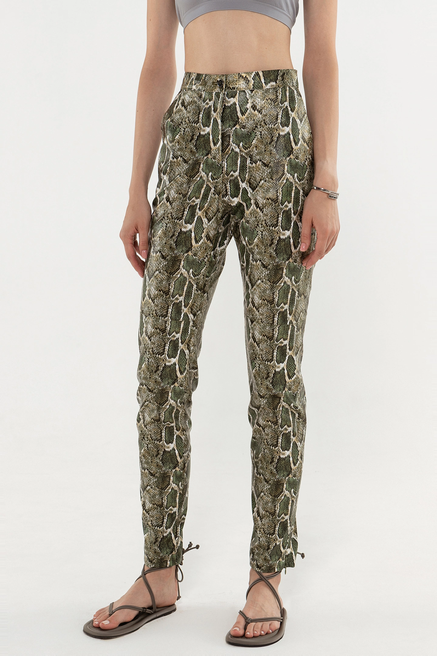 Брюки из эко-кожи с разрезами