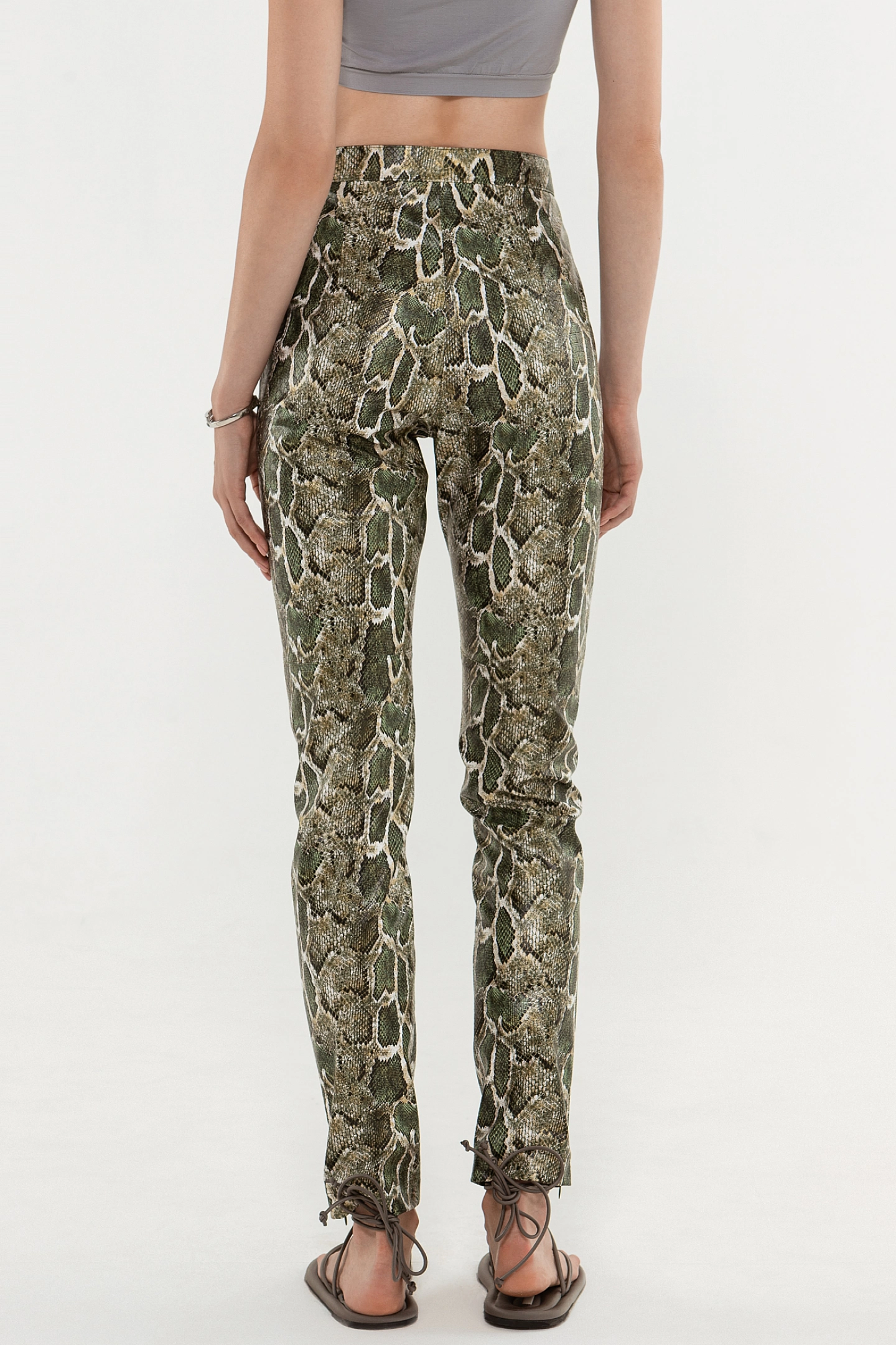 Брюки из эко-кожи с разрезами