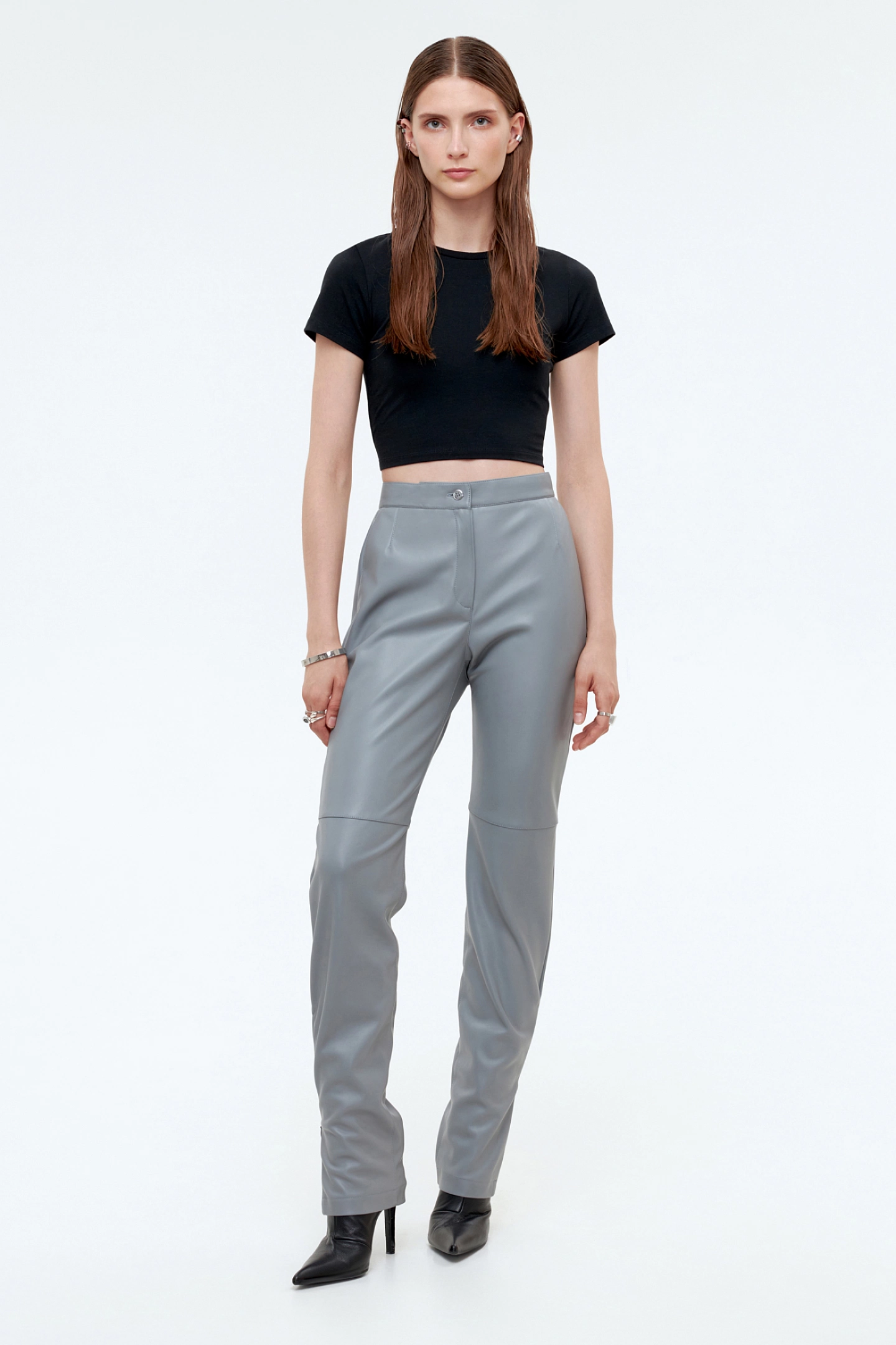 Брюки из эко-кожи с разрезами