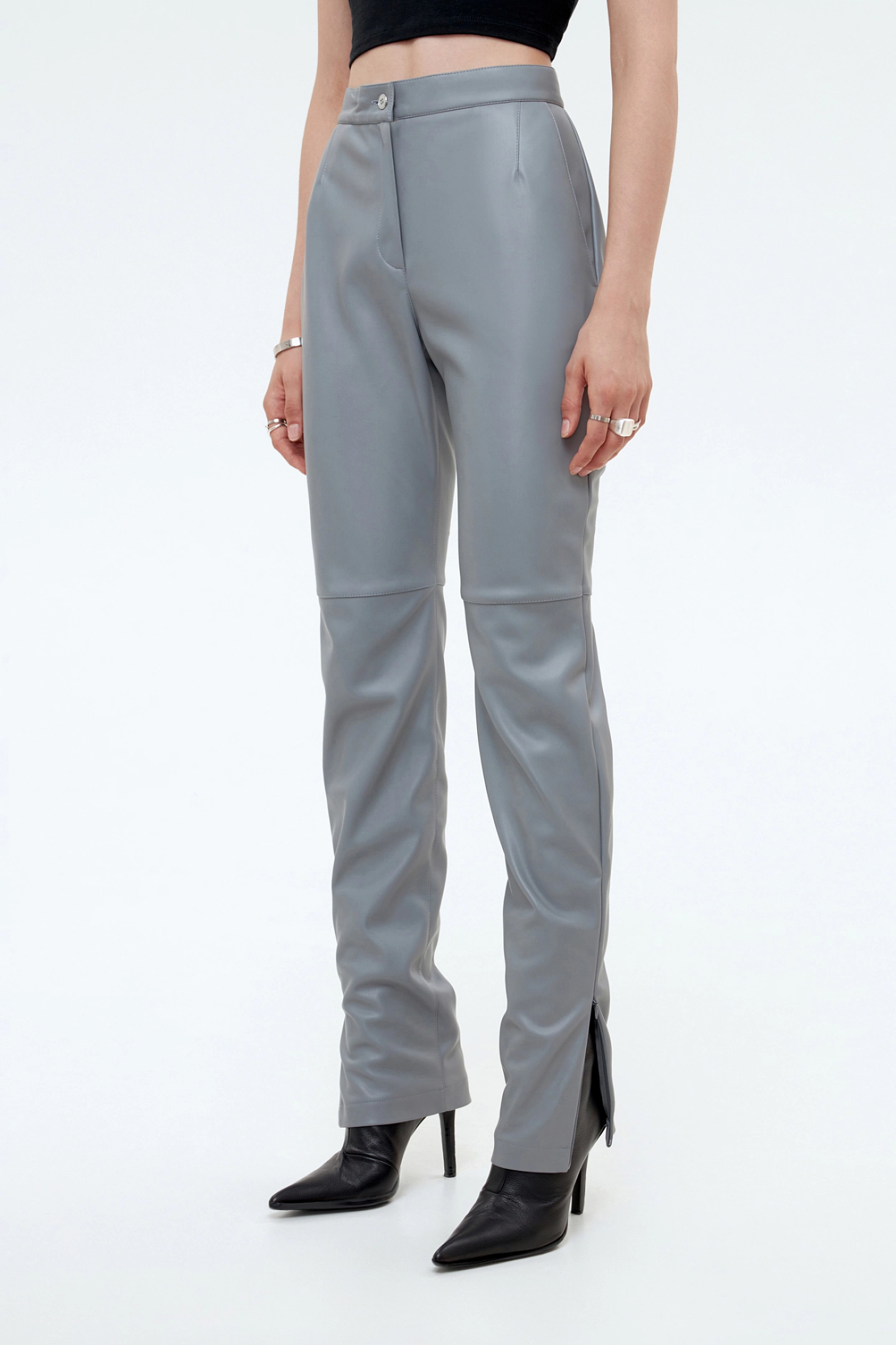 Брюки из эко-кожи с разрезами