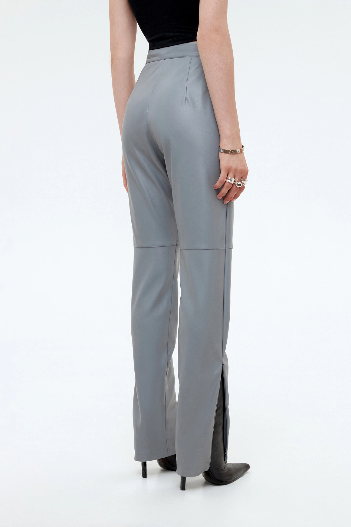 Брюки из эко-кожи с разрезами