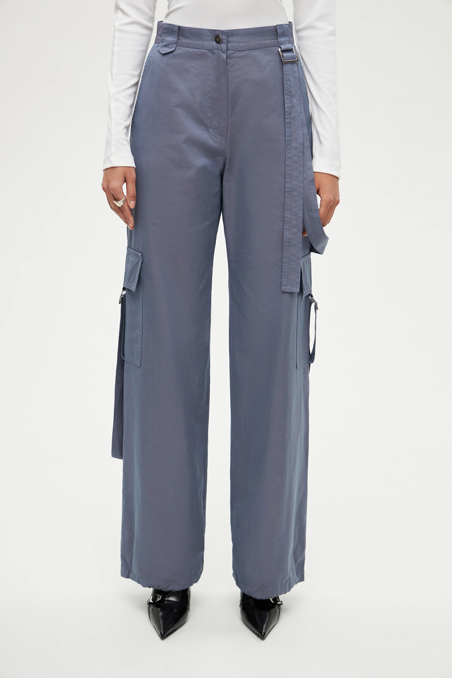 Бомбер короткий с широким рукавом и брюки - карго из хлопковой ткани