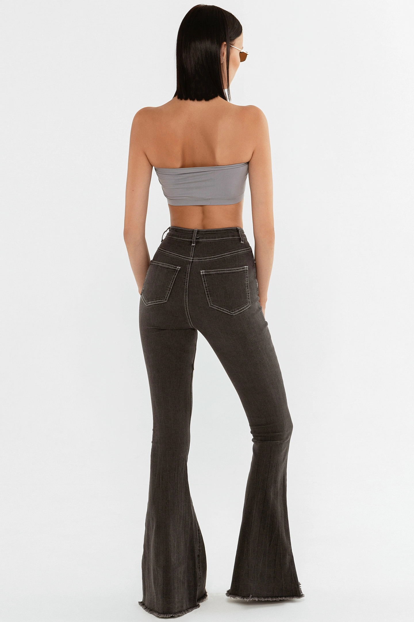 Джинсы клёш с контрастной отделкой